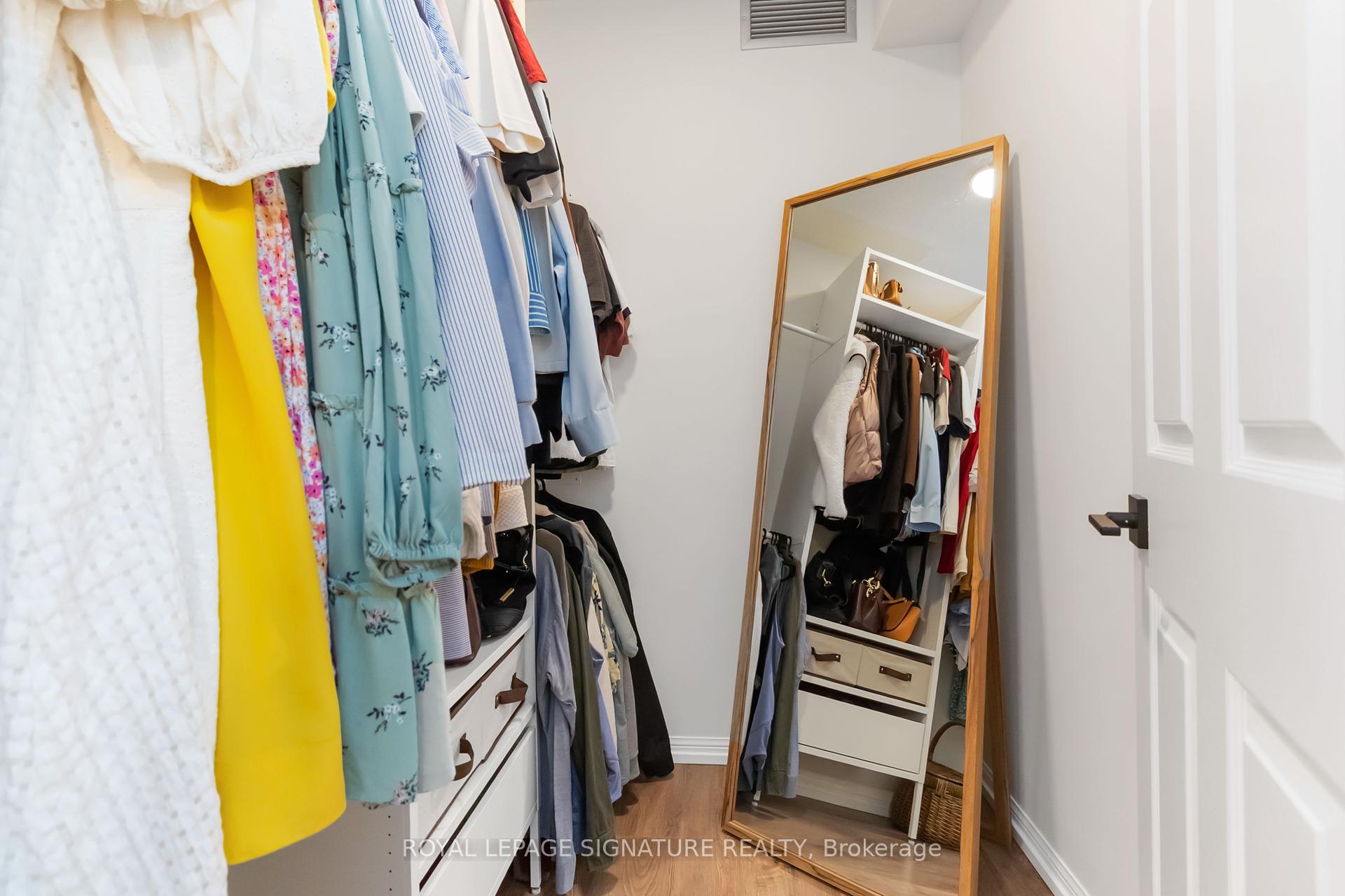 2 Bedrooms Condo at 1230 Marlborough, Oakville For sale