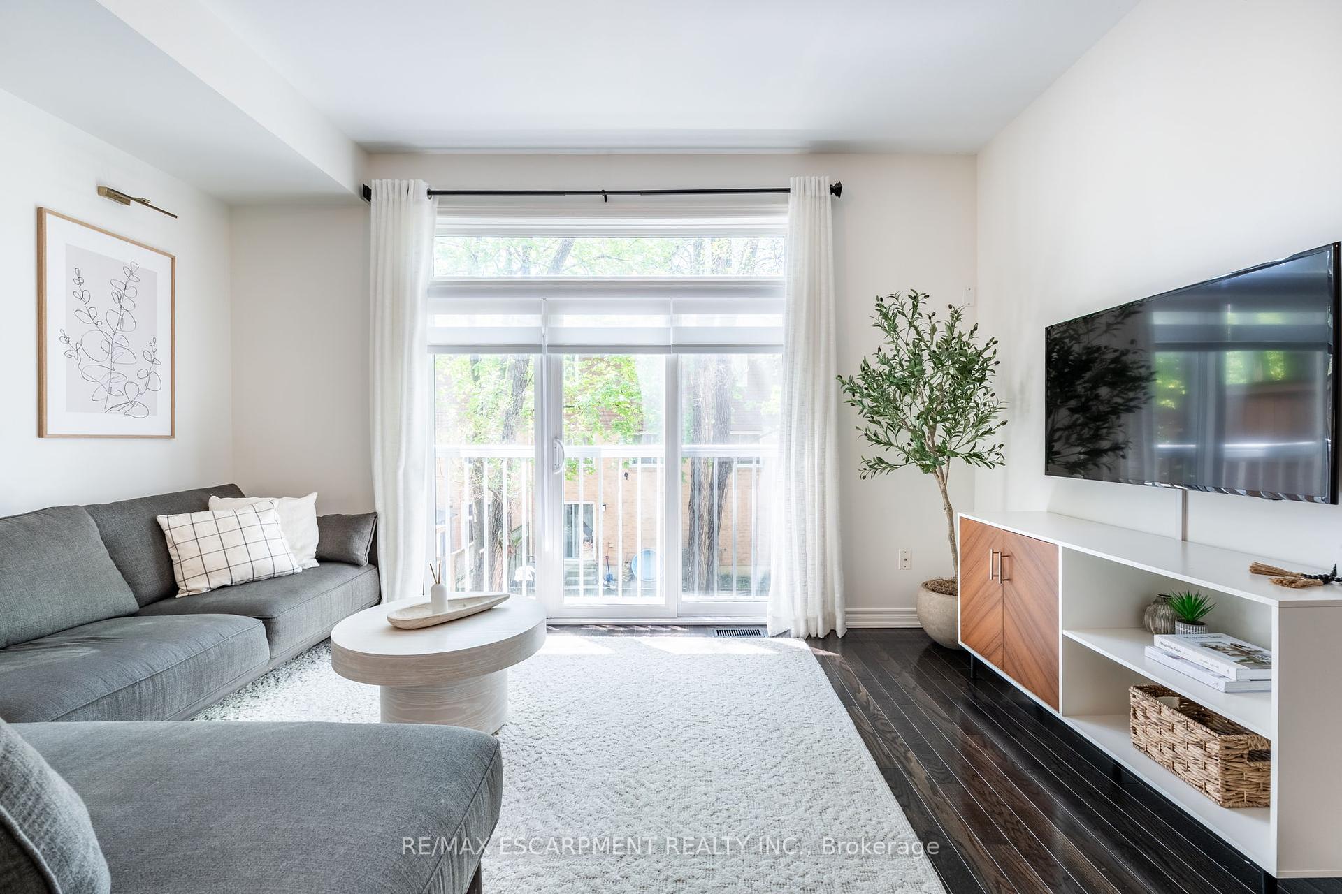 2 Bedrooms Condo at 181 Plains, Burlington For sale