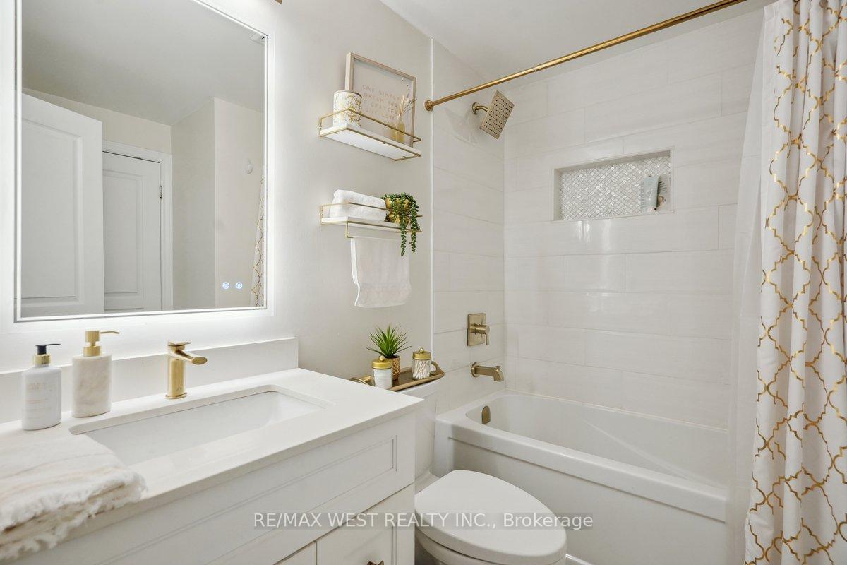 2 Bedrooms Condo at 570 Lolita, Mississauga For sale