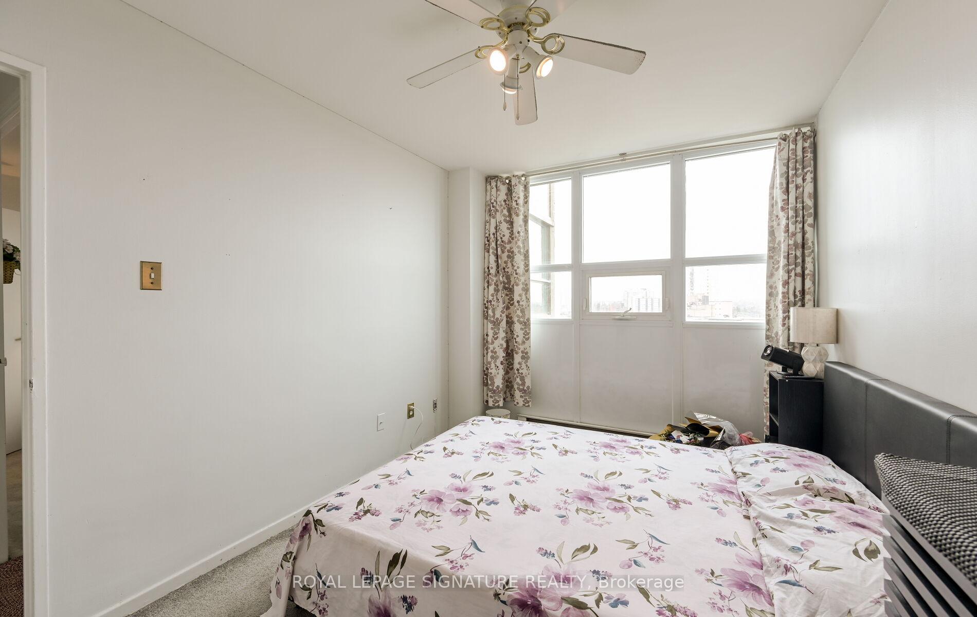 4 Bedrooms Condo at 2323 Confederation, Mississauga For sale