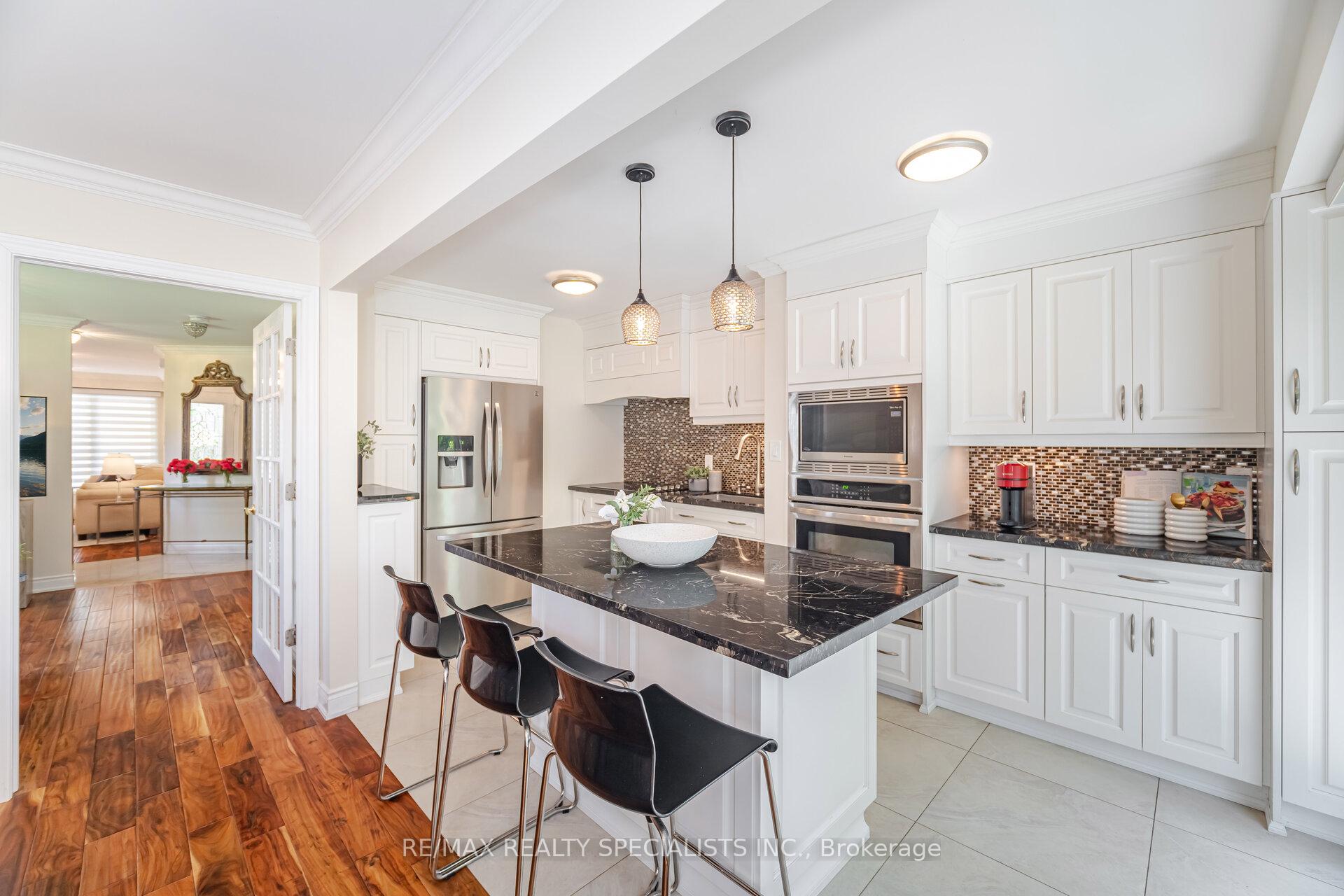 4 Bedrooms Condo at 5230 Glen Erin, Mississauga For sale
