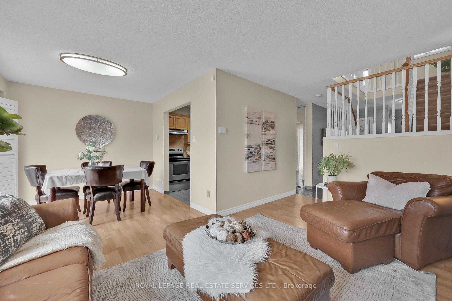 3 Bedrooms Condo at 3125 Fifth, Mississauga For sale