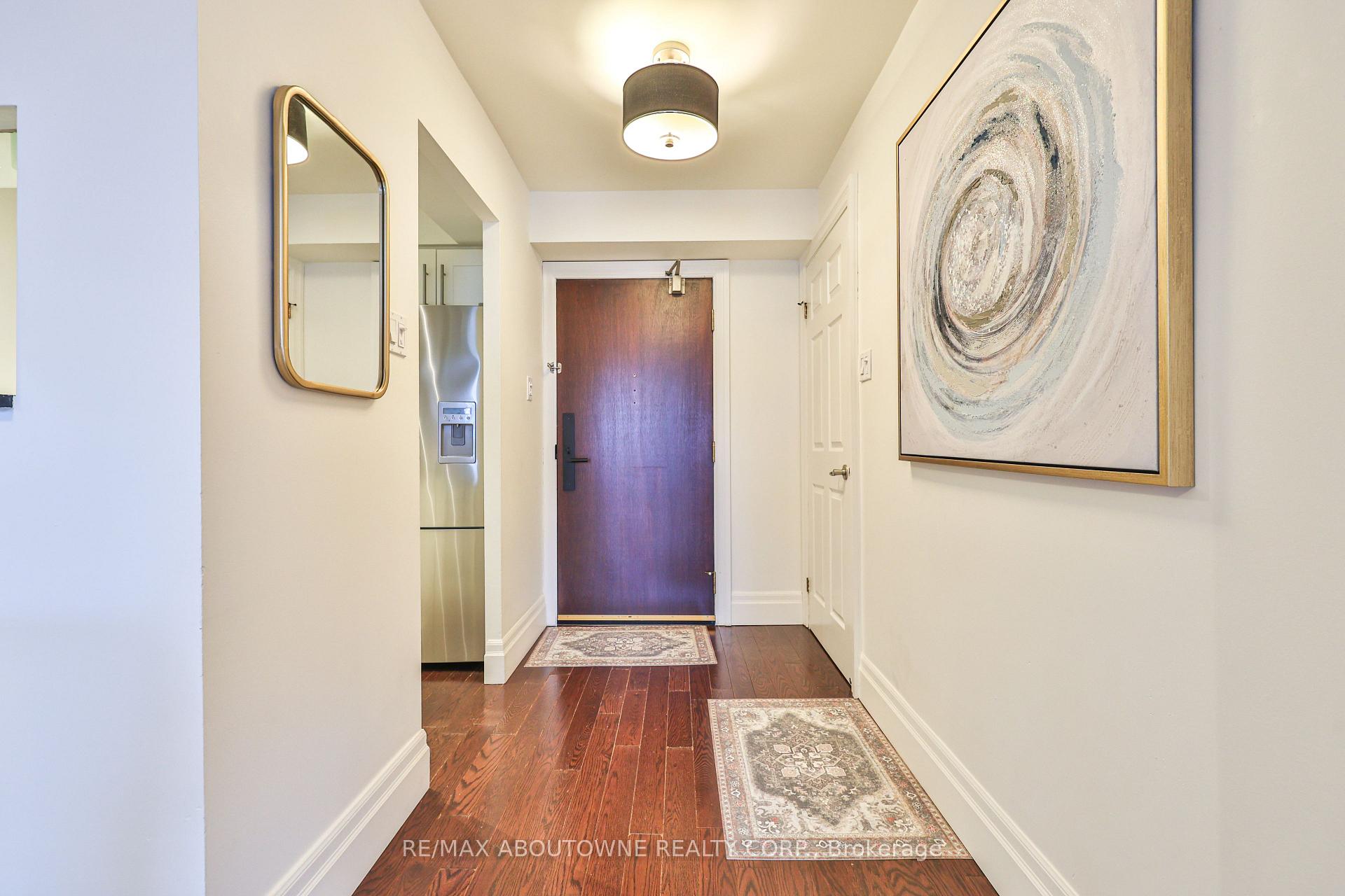 2 Bedrooms Condo at 185 Robinson, Oakville For sale