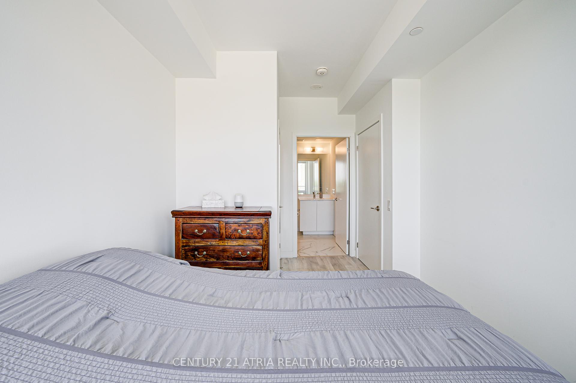 3 Bedrooms Condo at 7 Golden Lion, Toronto For sale