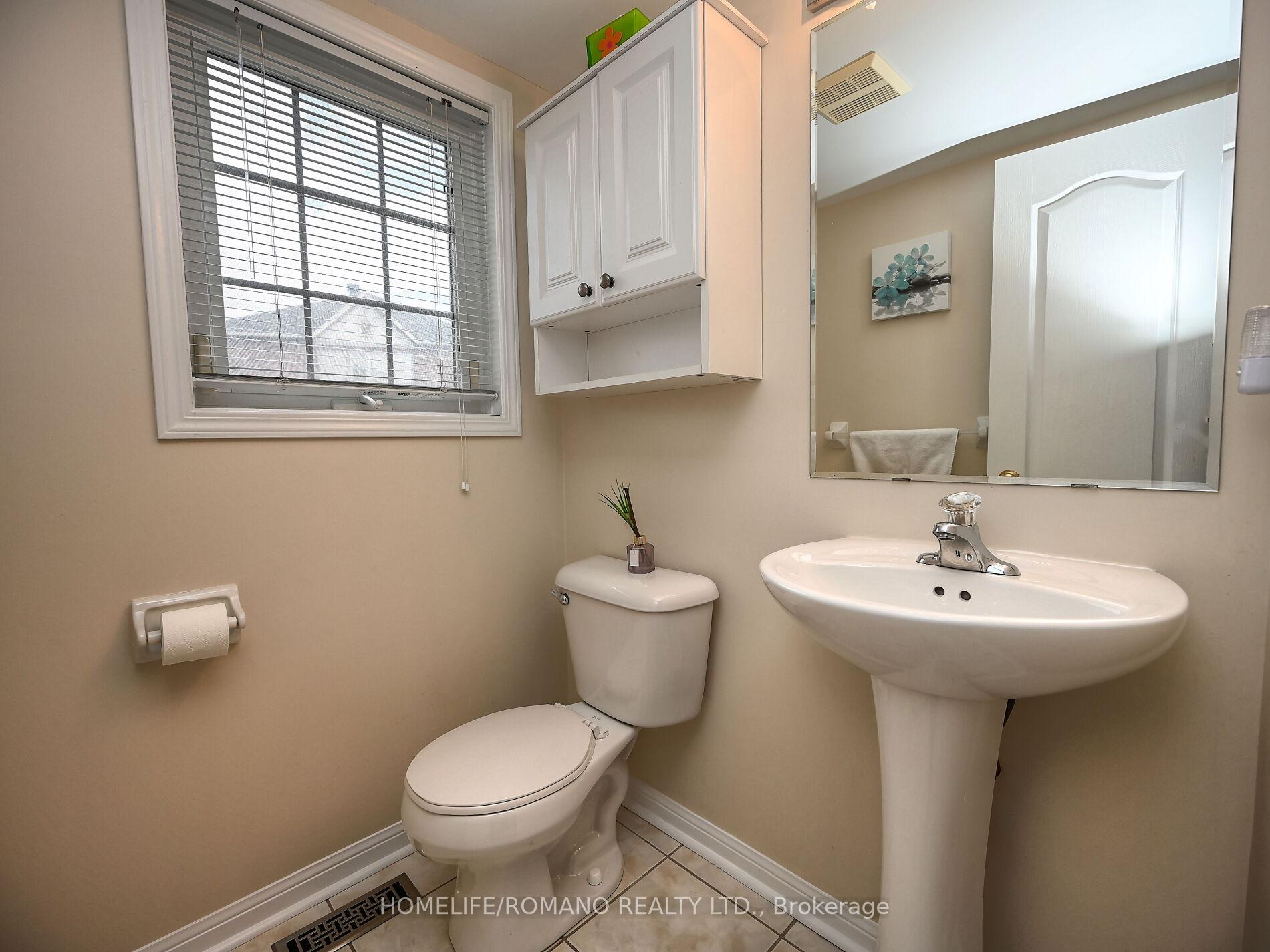4 Bedrooms Condo at 3030 Breakwater, Mississauga For sale