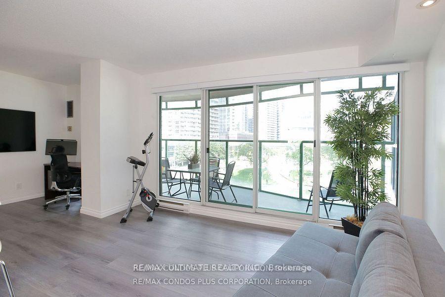 1 Bedroom Condo at 77 Harbour, Toronto For sale