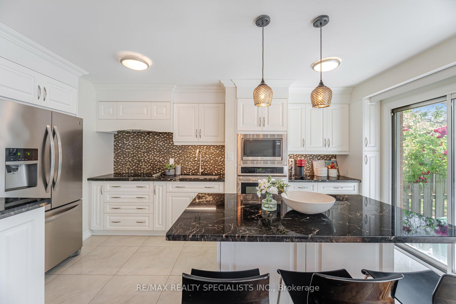 4 Bedrooms Condo at 5230 Glen Erin, Mississauga For sale