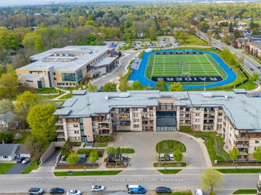 2 Bedrooms Condo at 128 Garden, Oakville For sale