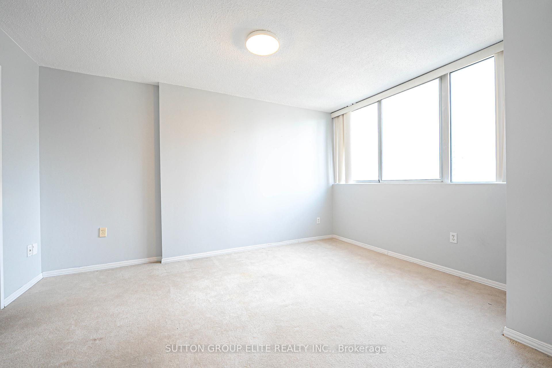 3 Bedrooms Condo at 3590 Kaneff,  Mississauga For sale