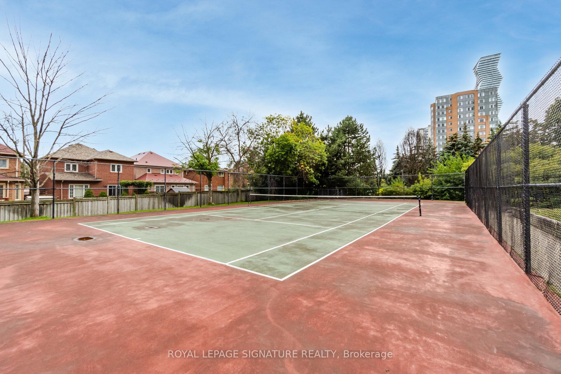 3 Bedrooms Condo at 250 Webb, Mississauga For sale
