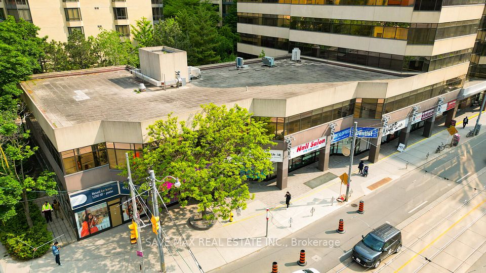 250 Dundas