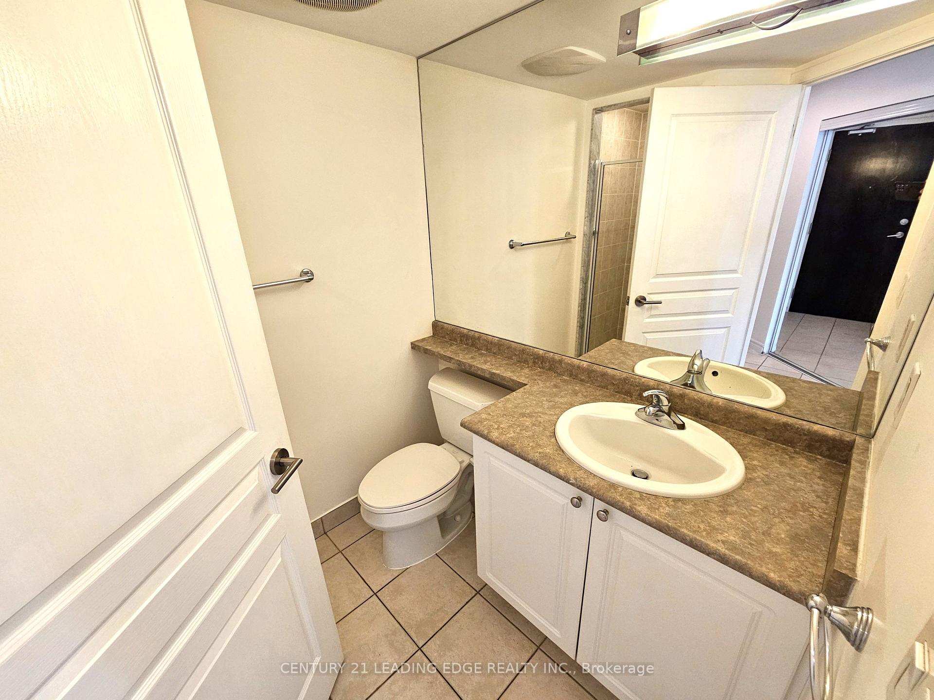2 Bedrooms Condo at 18 Yonge, Toronto For sale