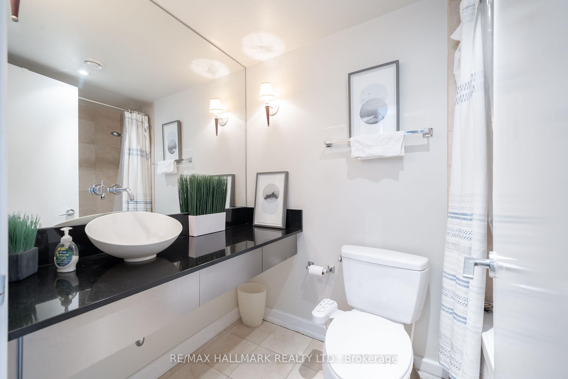 2 Bedrooms Condo at 36 Blue Jays,  Toronto For sale
