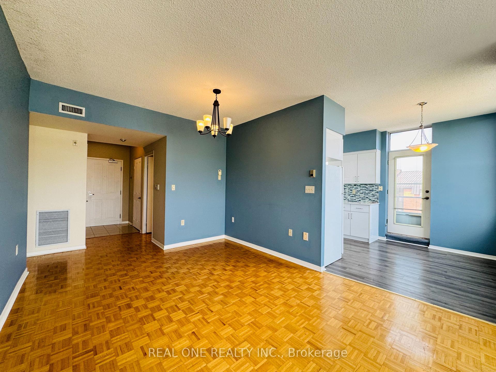 2 Bedrooms Condo at 2199 Sixth, Oakville For sale