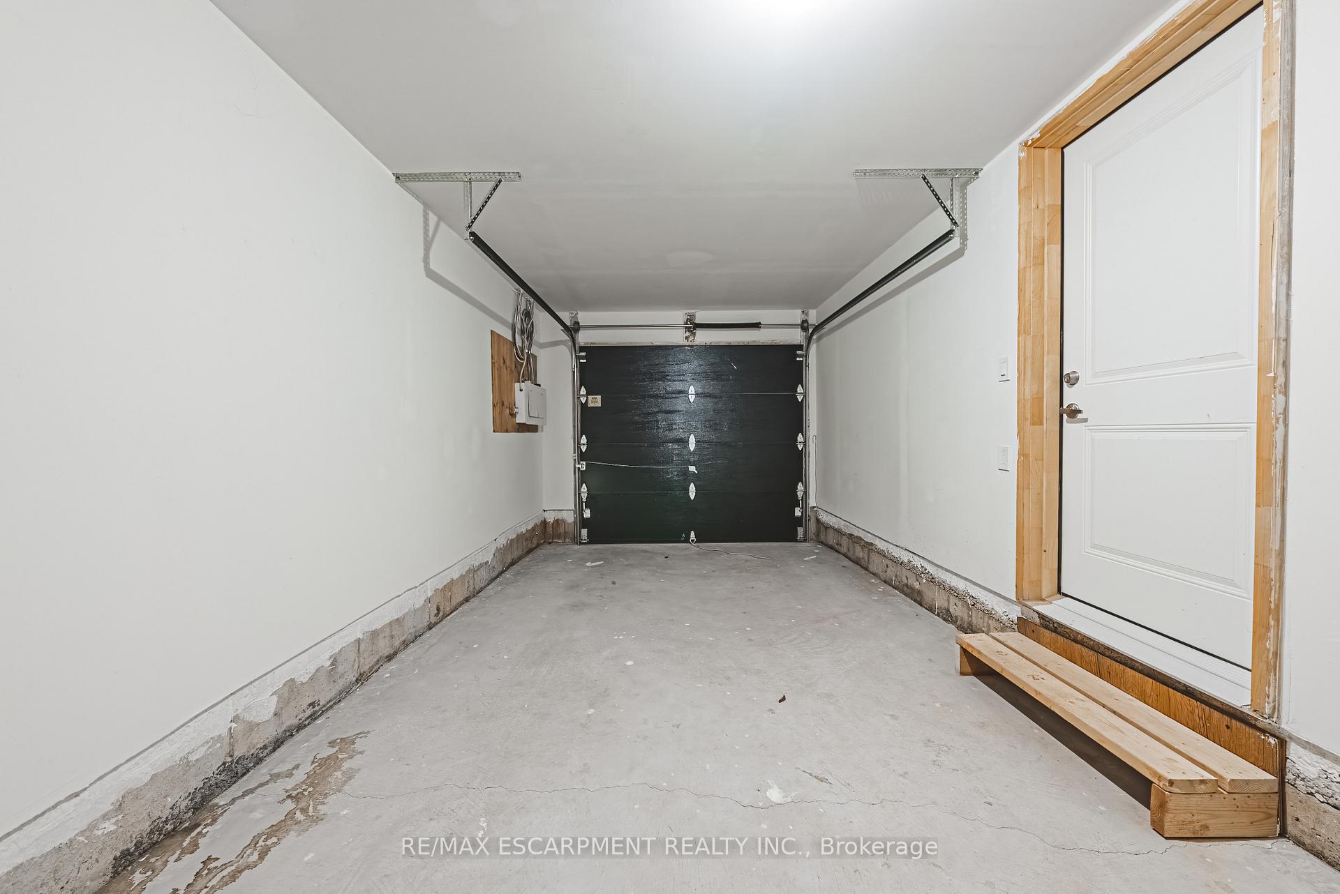 3 Bedrooms Condo at 55 Dryden,  Hamilton For sale