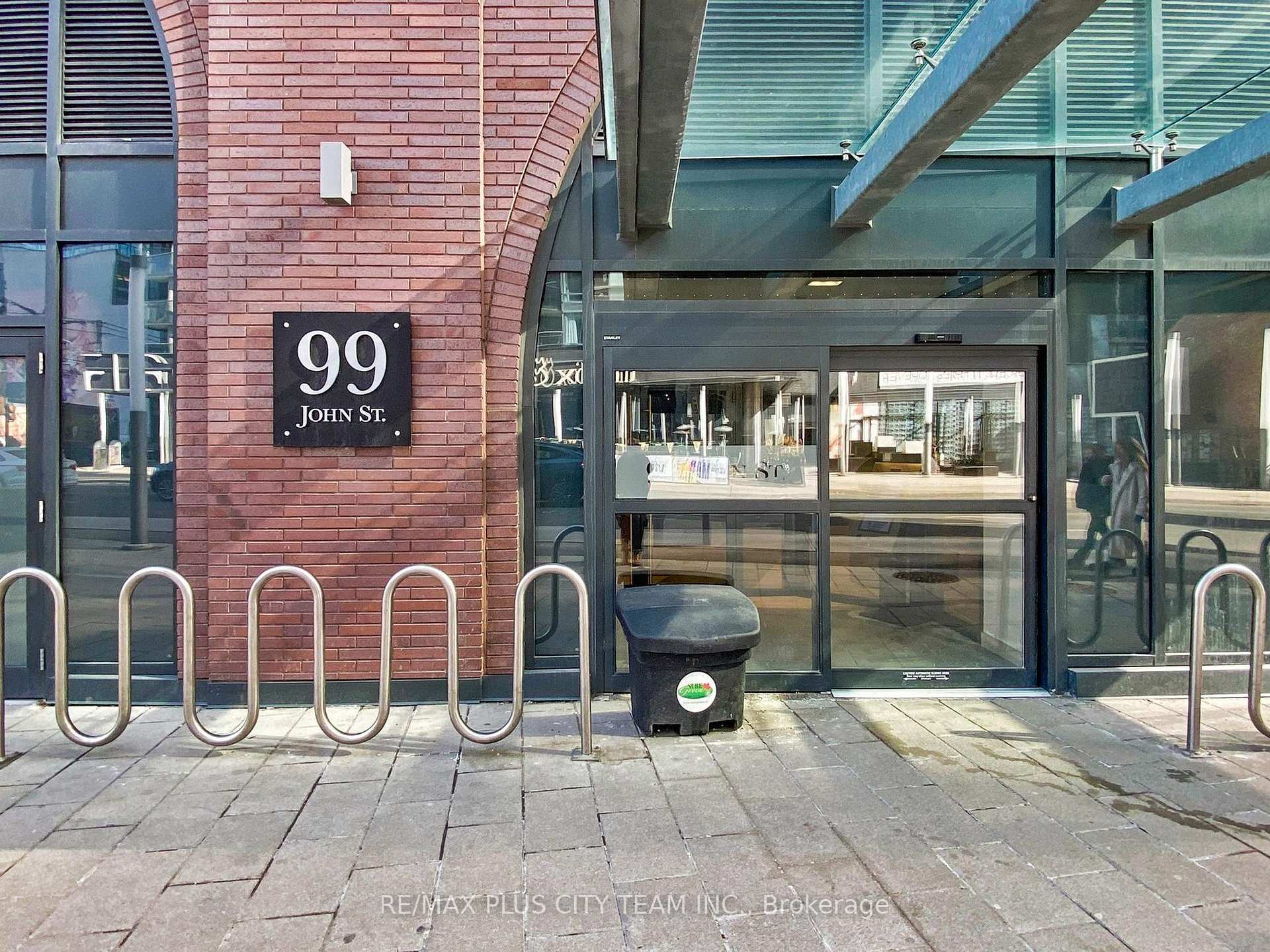 2 Bedrooms Condo at 99 John, Toronto For sale