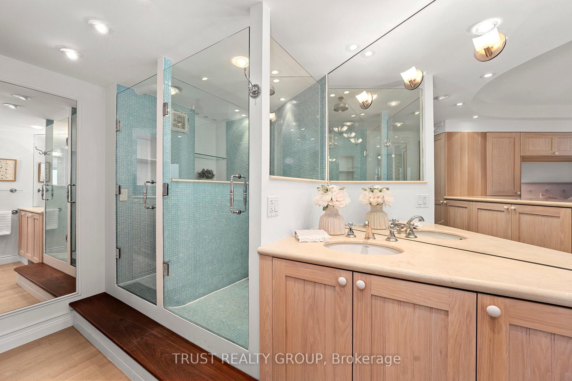2 Bedrooms Condo at 270 Queens, Toronto For sale