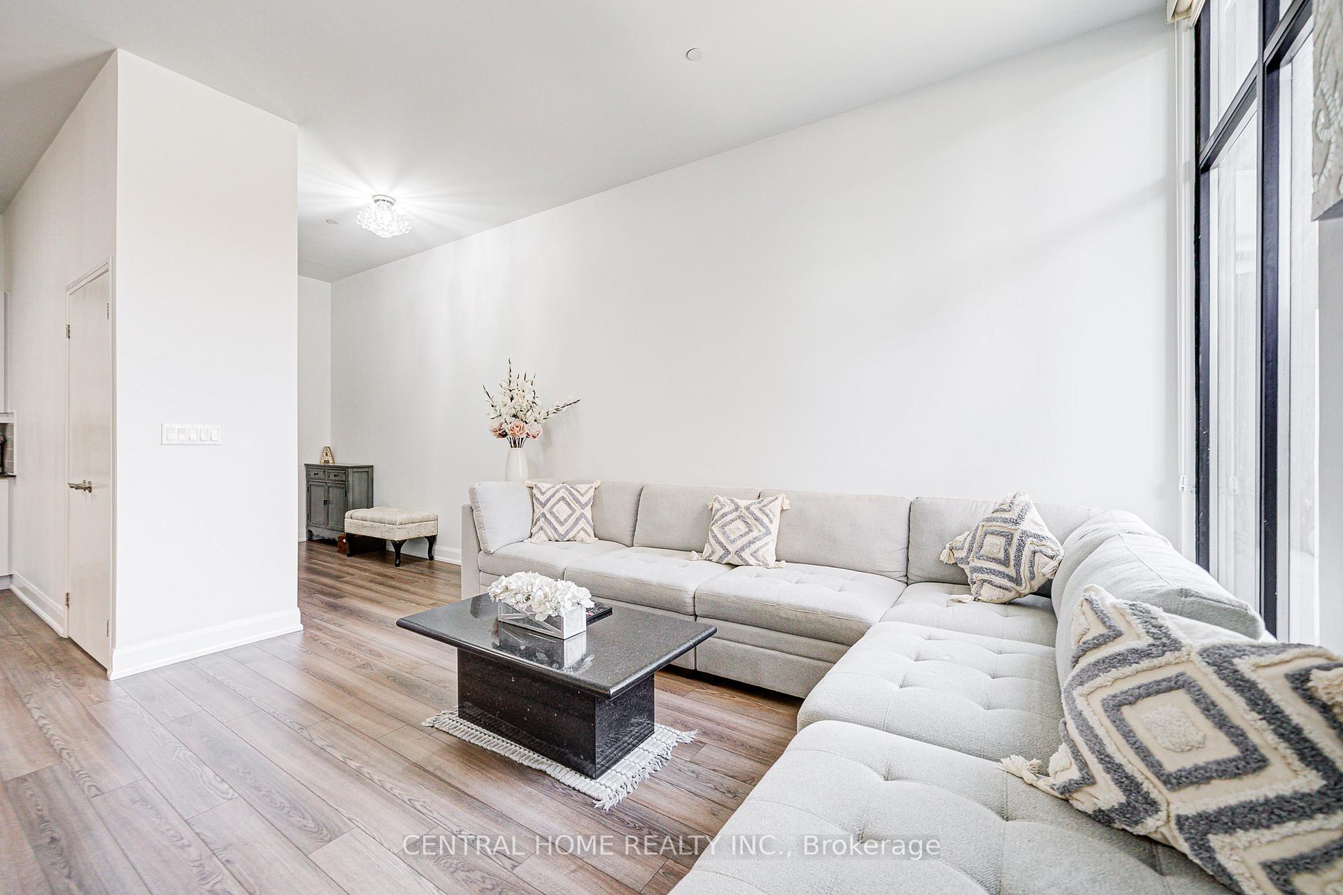 2 Bedrooms Condo at 2910 Highway 7, Vaughan For sale
