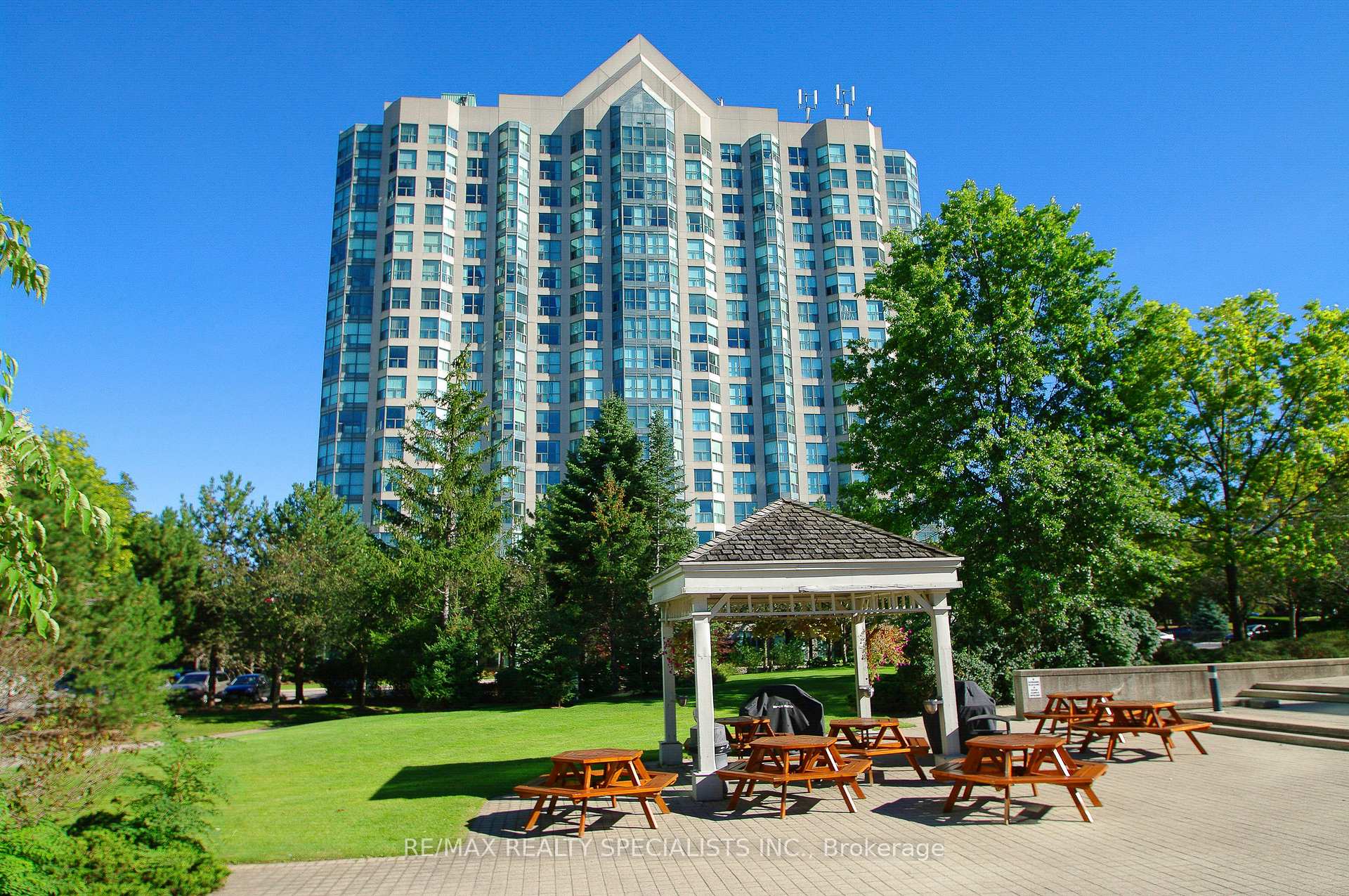 2 Bedrooms Condo at 2177 Burnhamthorpe, Mississauga For sale
