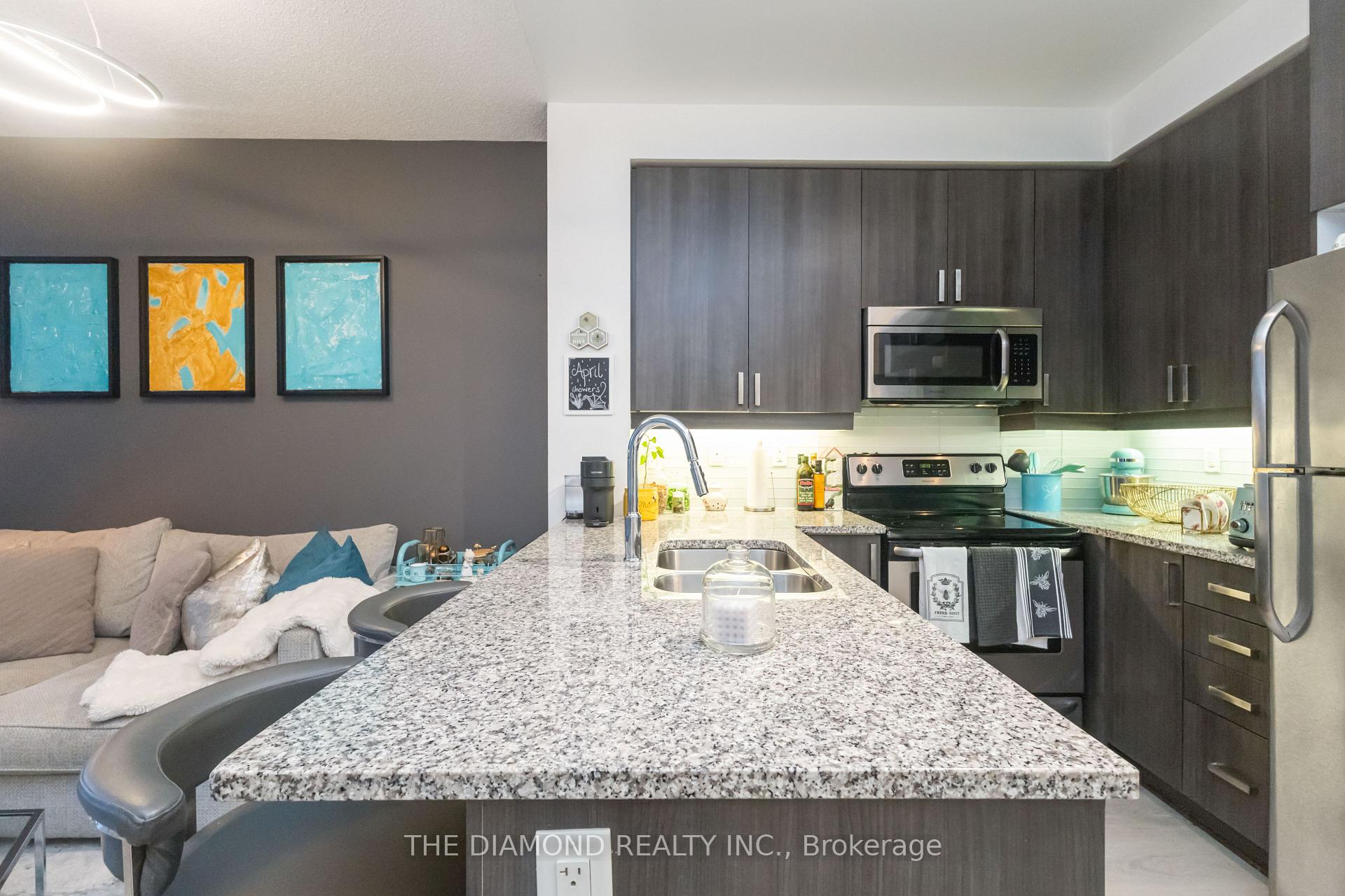 2 Bedrooms Condo at 1185 The Queensway, Toronto For sale