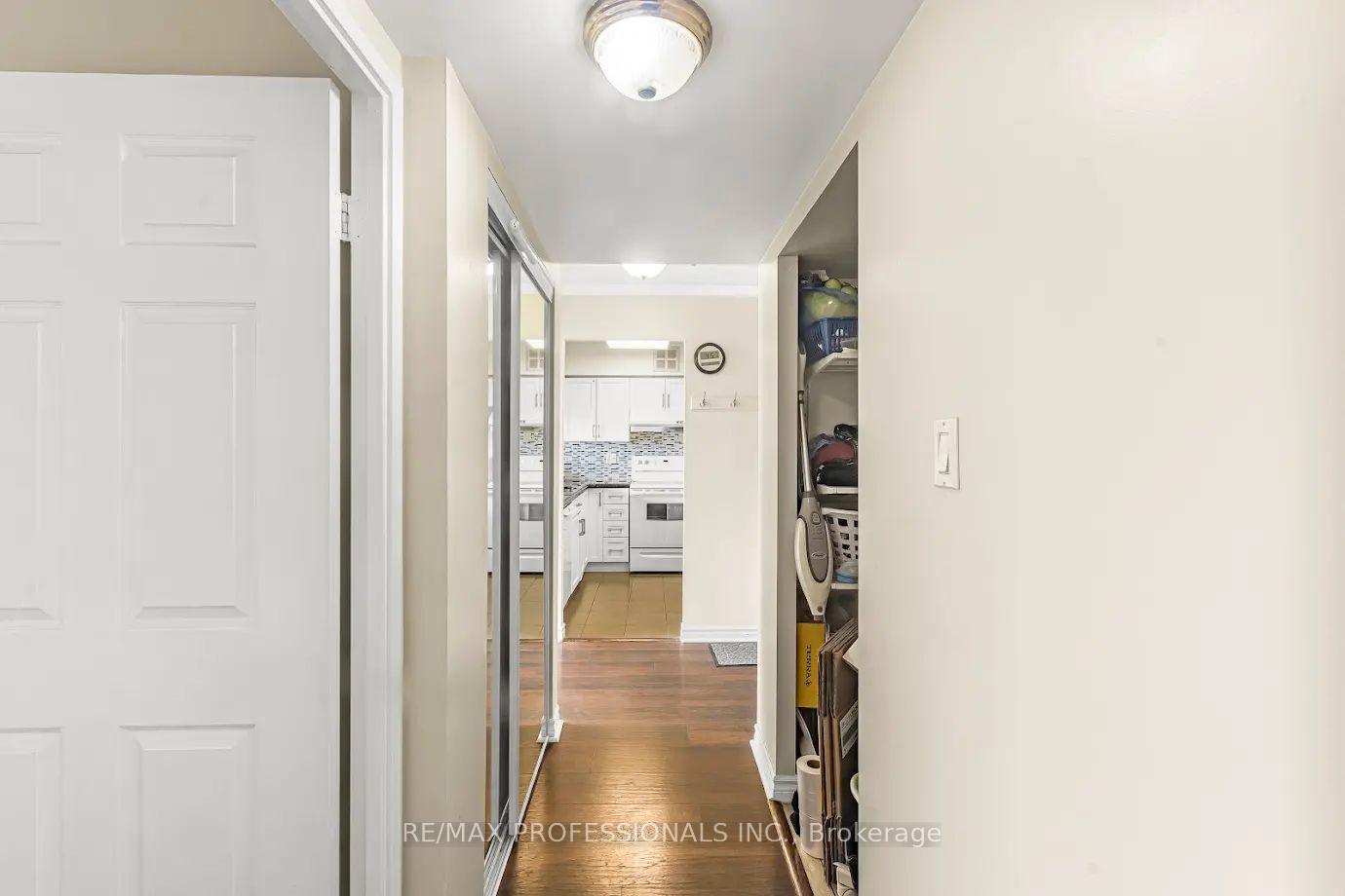 2 Bedrooms Condo at 50 Kingsbridge Garden, Mississauga For sale