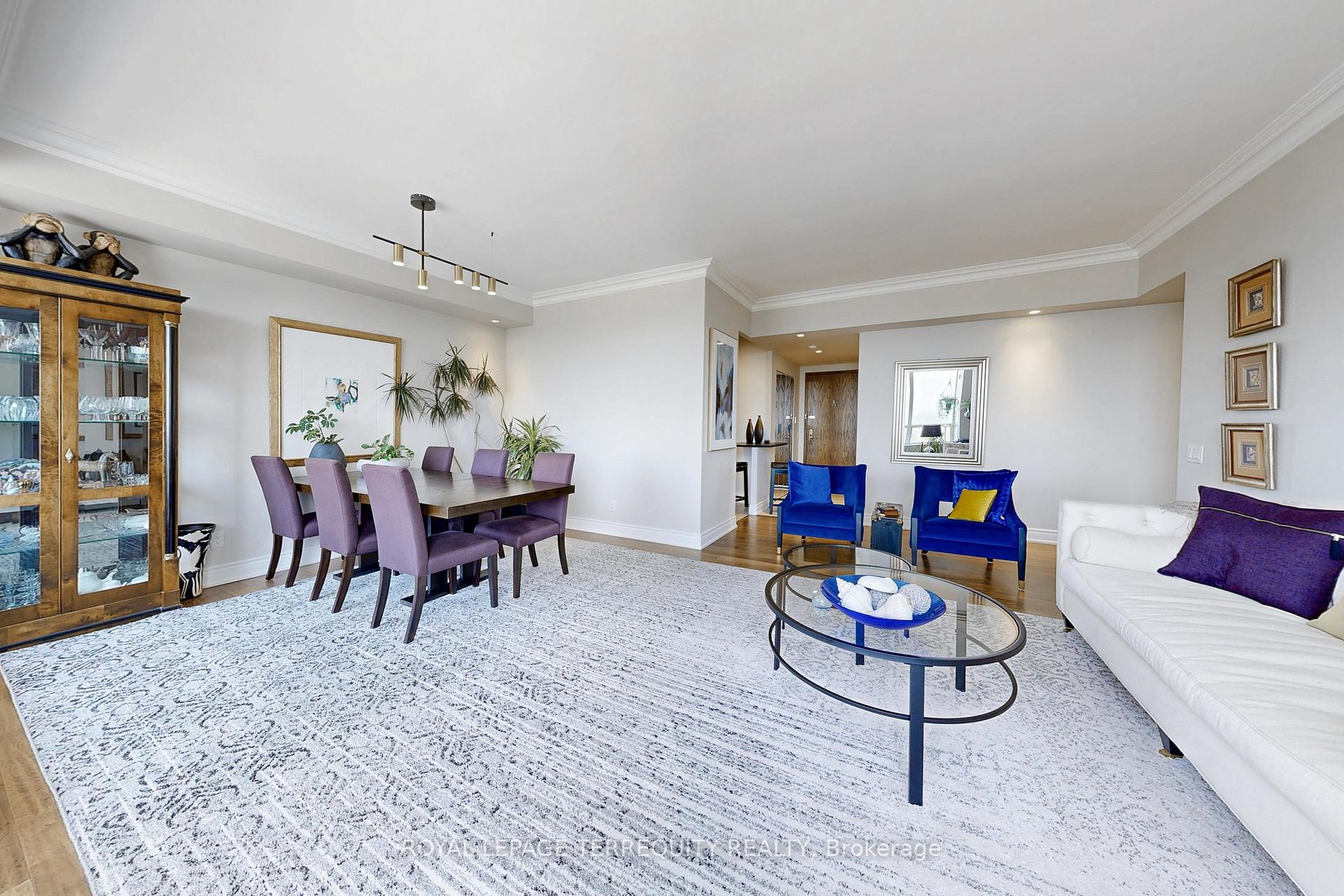 3 Bedrooms Condo at 2 Clairtrell, Toronto For sale