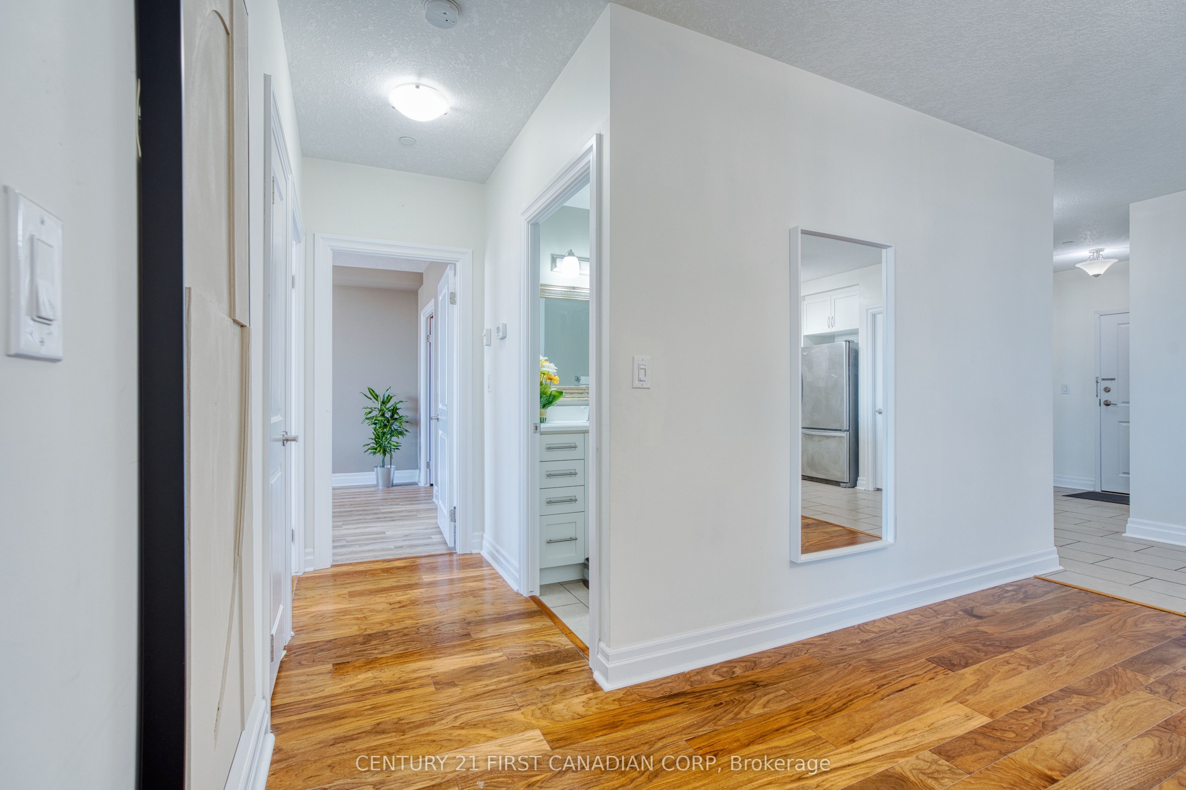 240 Villagewalk Boulevard, #812