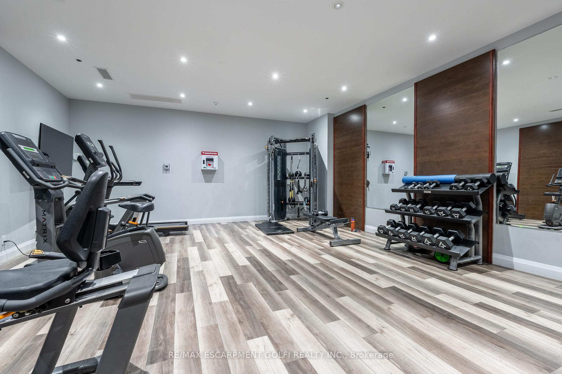 2 Bedrooms Condo at 1 Redfern, Hamilton For sale