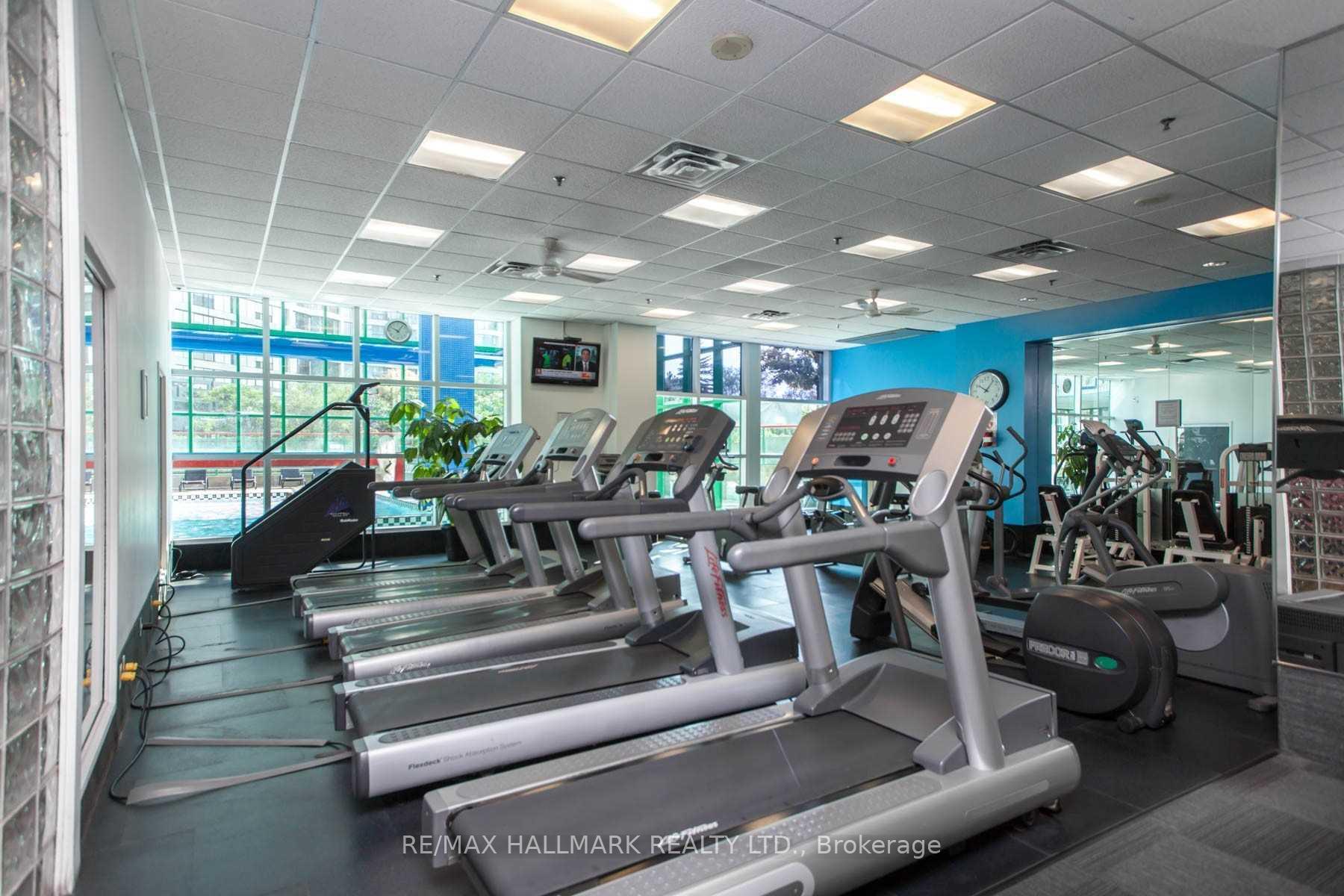 2 Bedrooms Condo at 77 Harbour, Toronto For sale