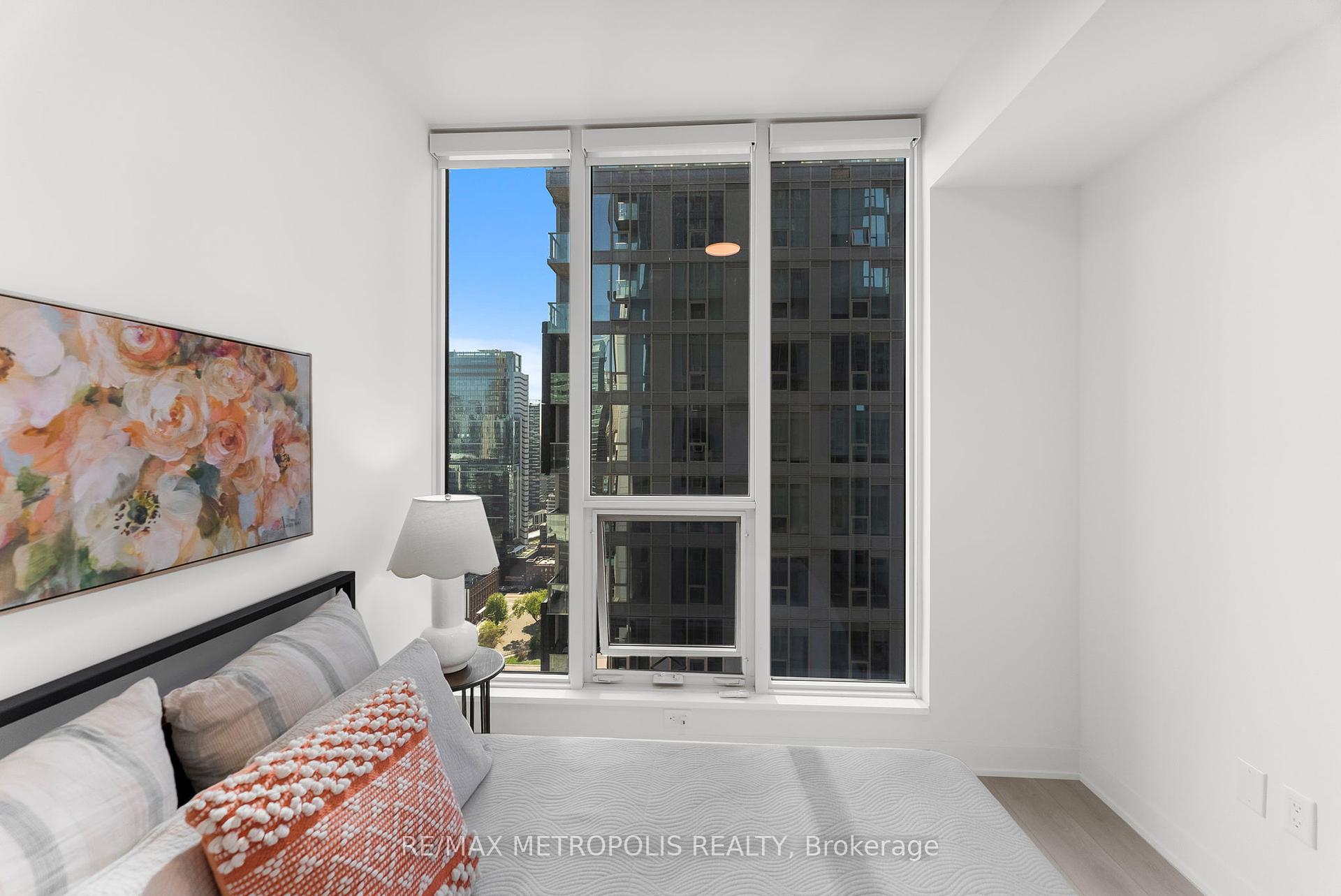 2 Bedrooms Condo at 15 Mercer, Toronto For sale