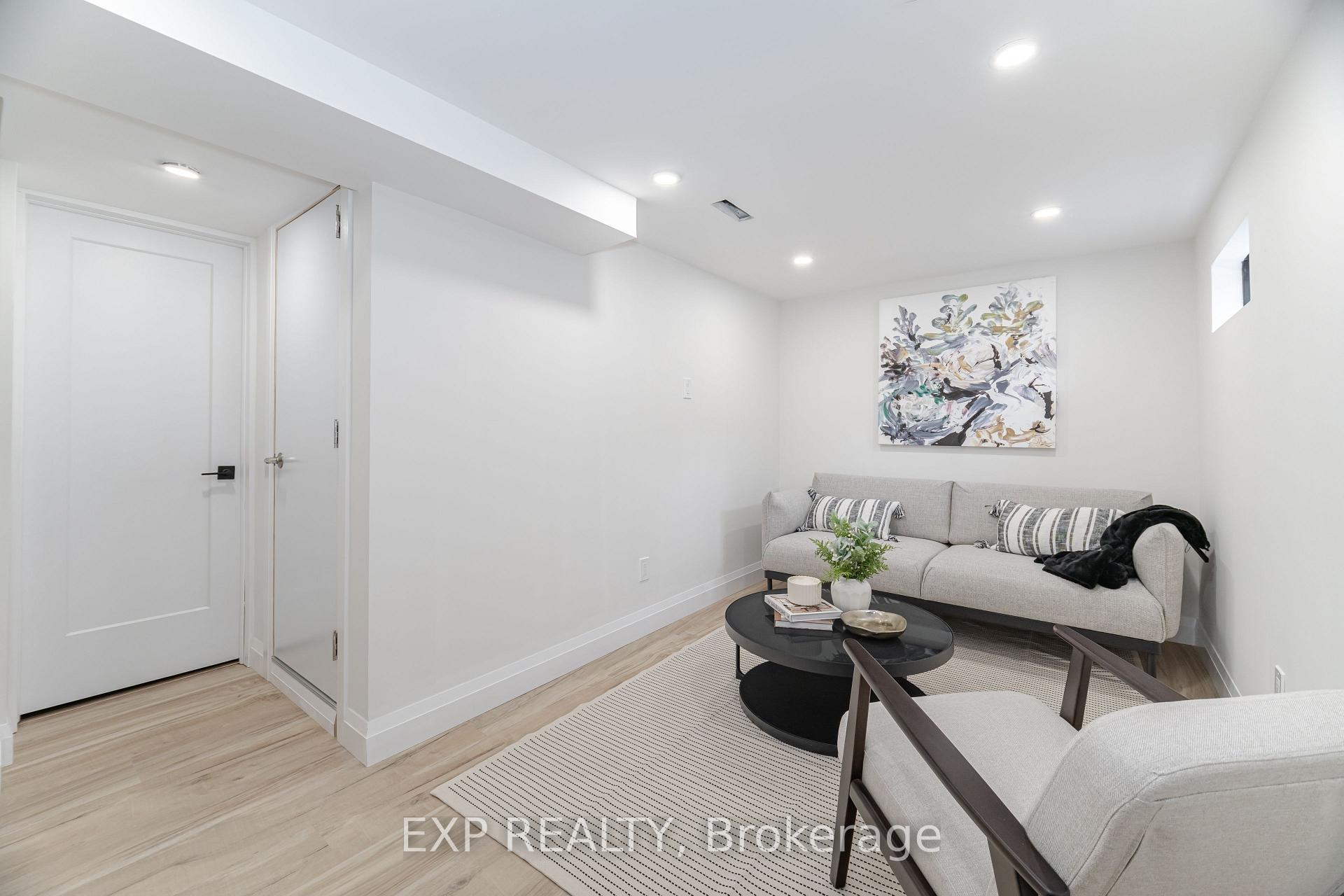 3 Bedrooms Condo at 120 Quigley,  Hamilton For sale