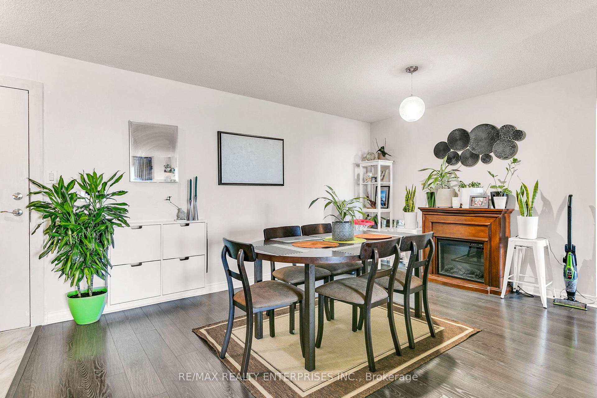 3 Bedrooms Condo at 1 Greystone Walk,  Toronto For sale