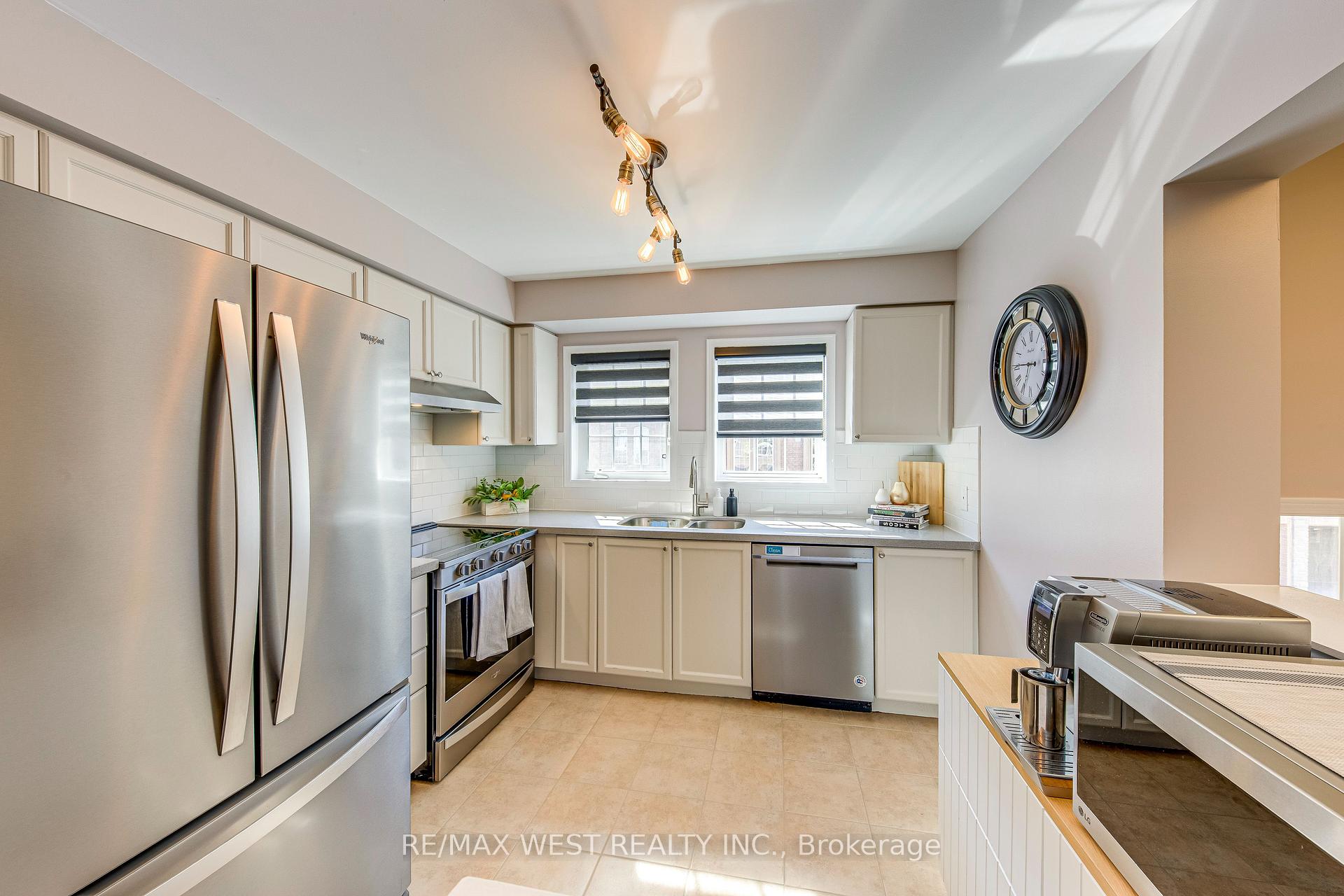 3 Bedrooms Condo at 50 Strathaven, Mississauga For sale