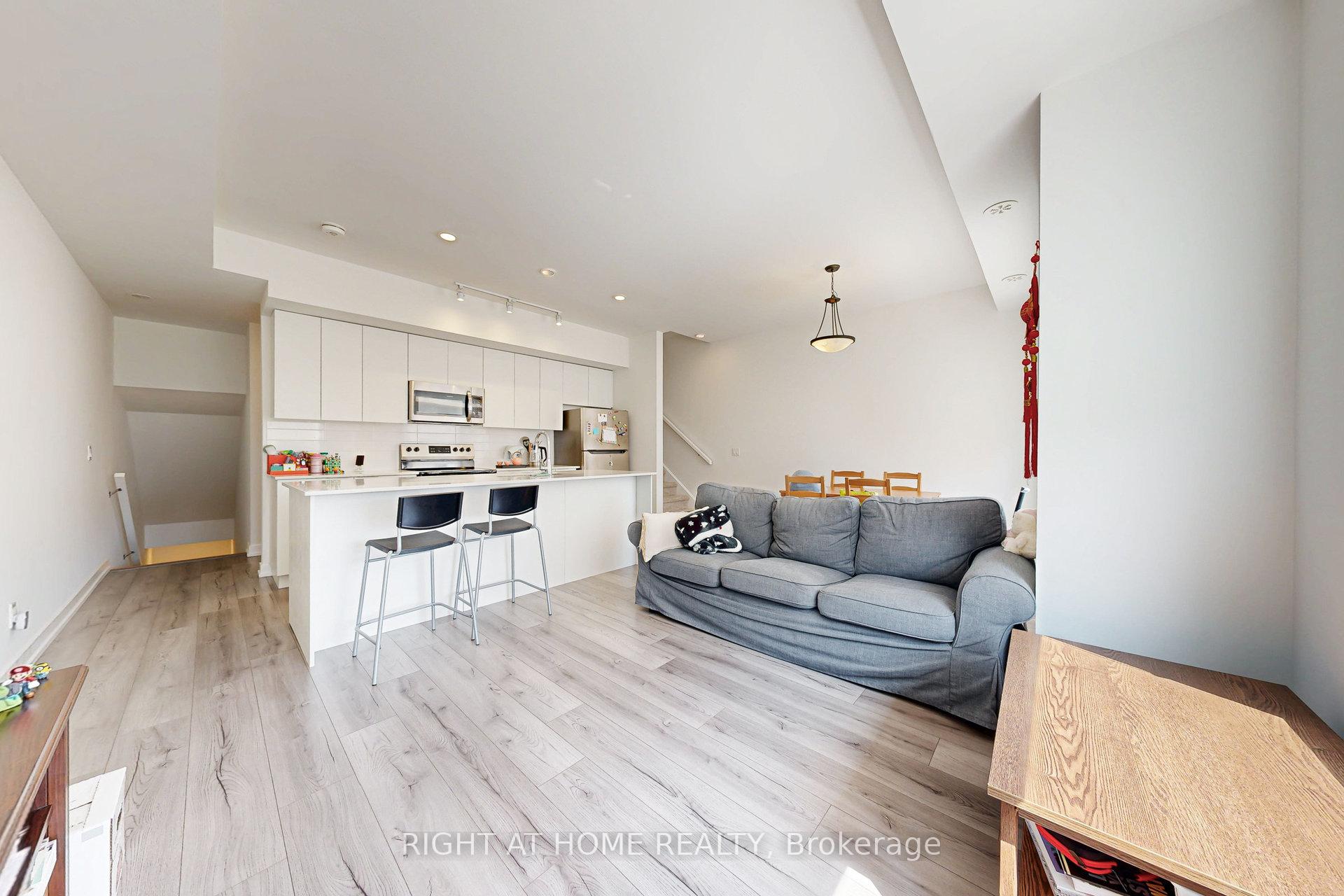 2 Bedrooms Condo at 3058 Sixth, Oakville For sale