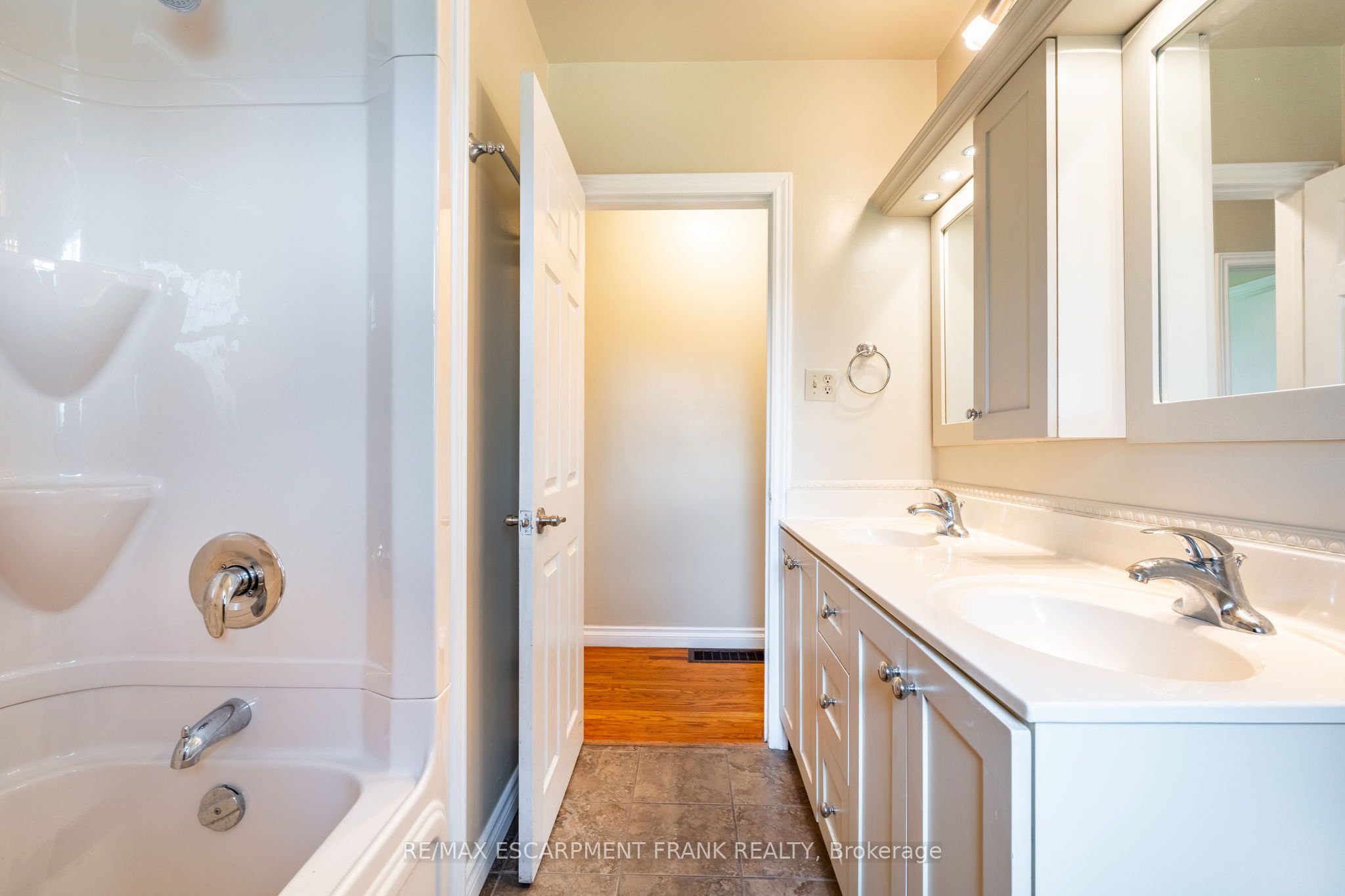 699 RYMAL Road W, Hamilton Gurnett