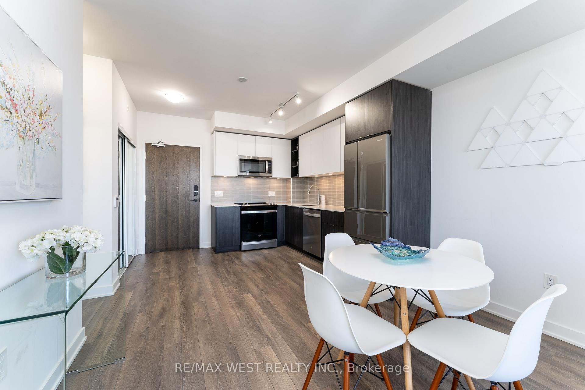 1 Bedroom Condo at 100 Eagle Rock, Vaughan For sale