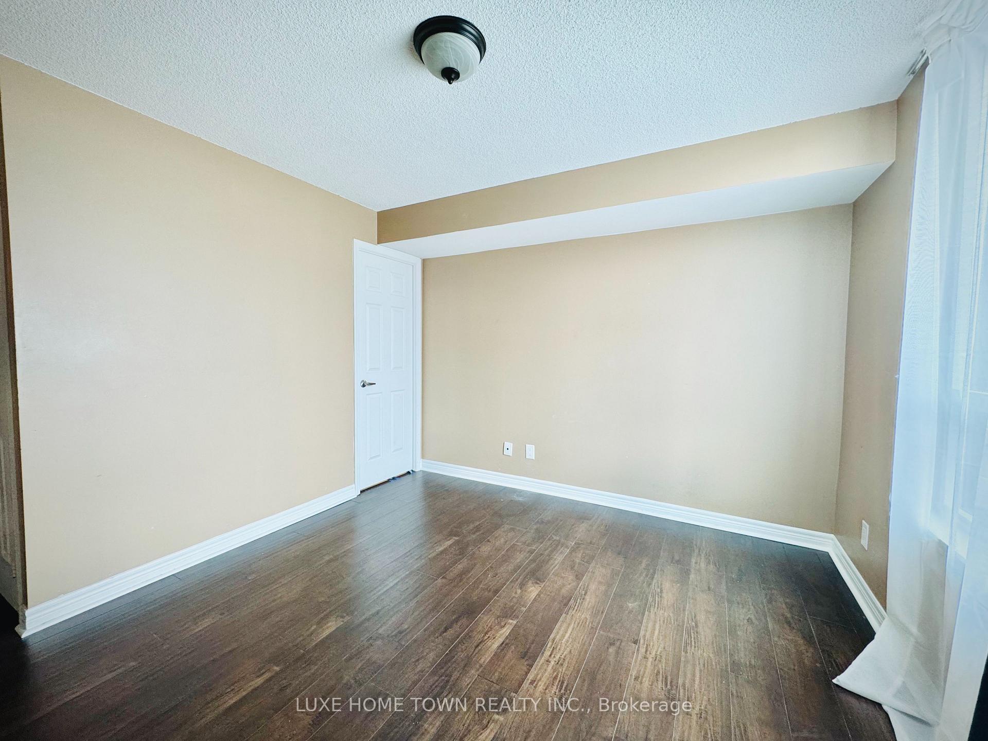 2 Bedrooms Condo at 208 Enfield, Mississauga For sale