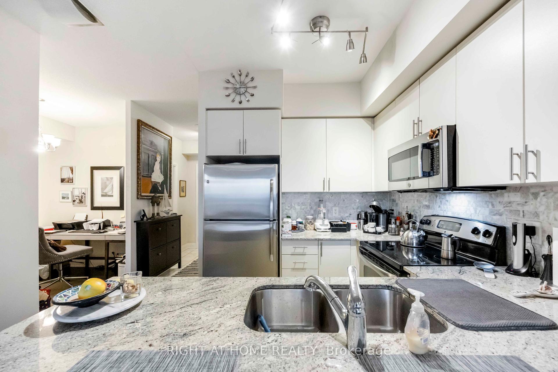 2 Bedrooms Co-op at 520 Steeles, Vaughan For sale