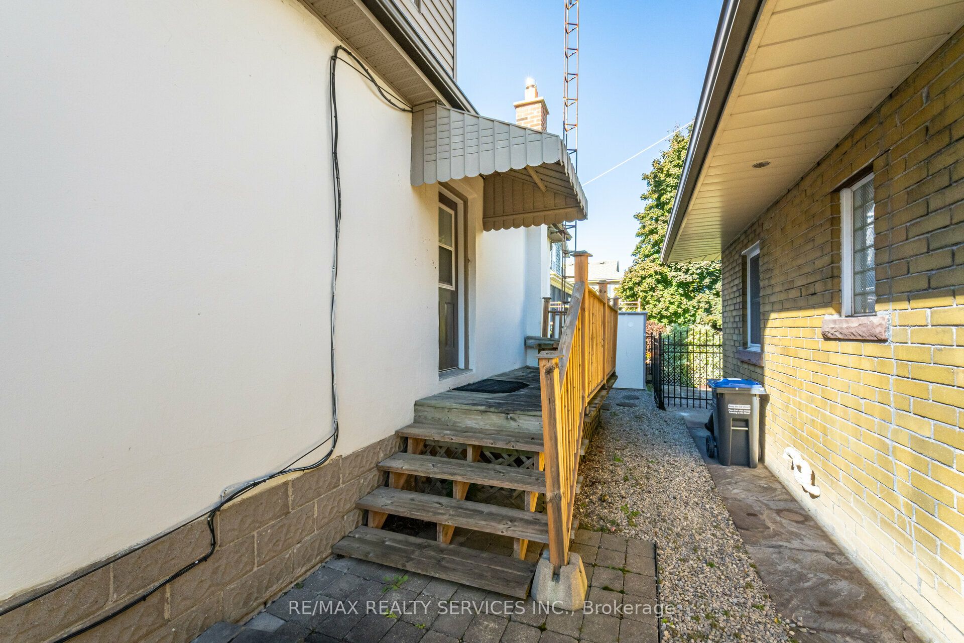 18 Wellington Street W