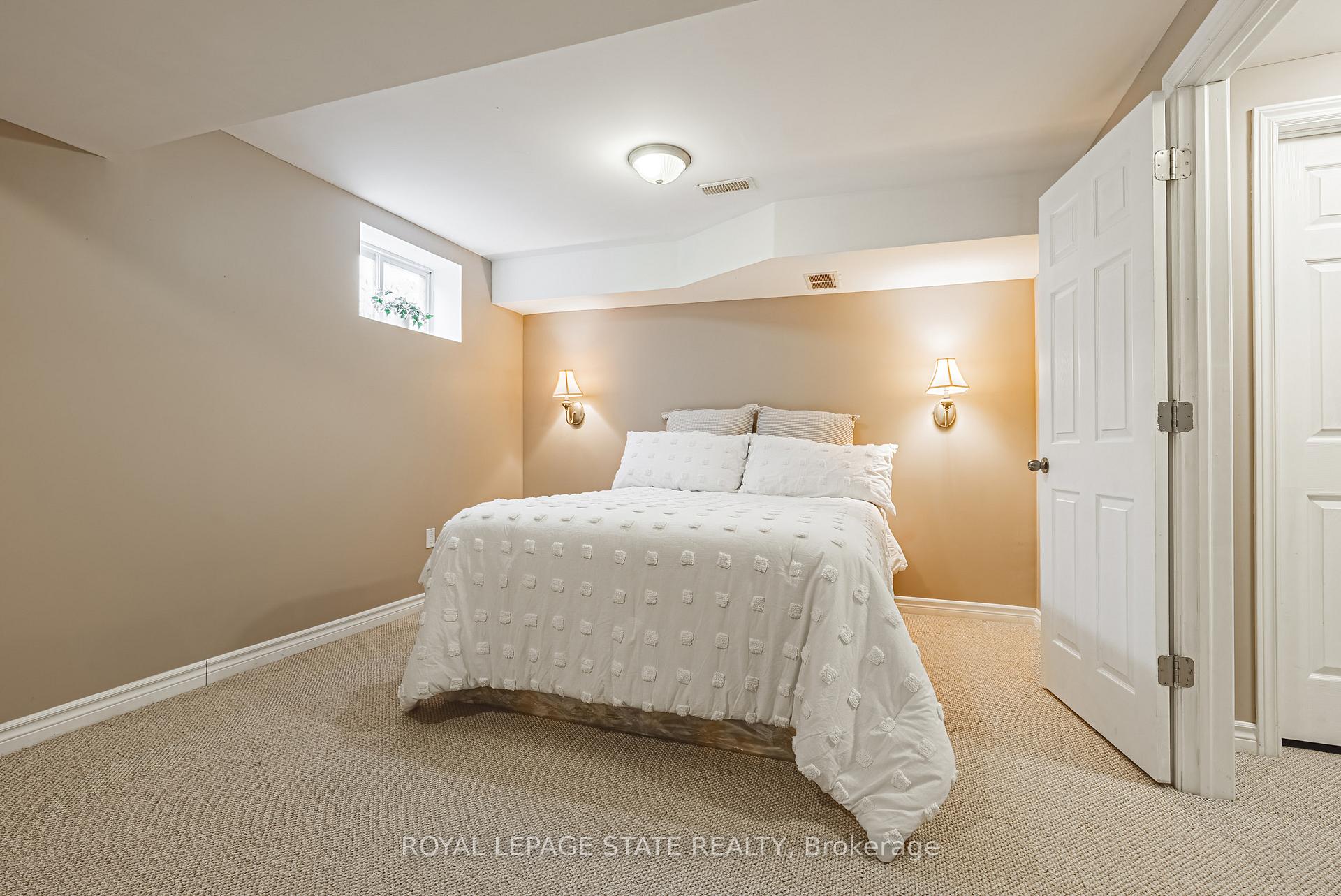 2 Bedrooms Condo at 130 Southbrook, Hamilton For sale