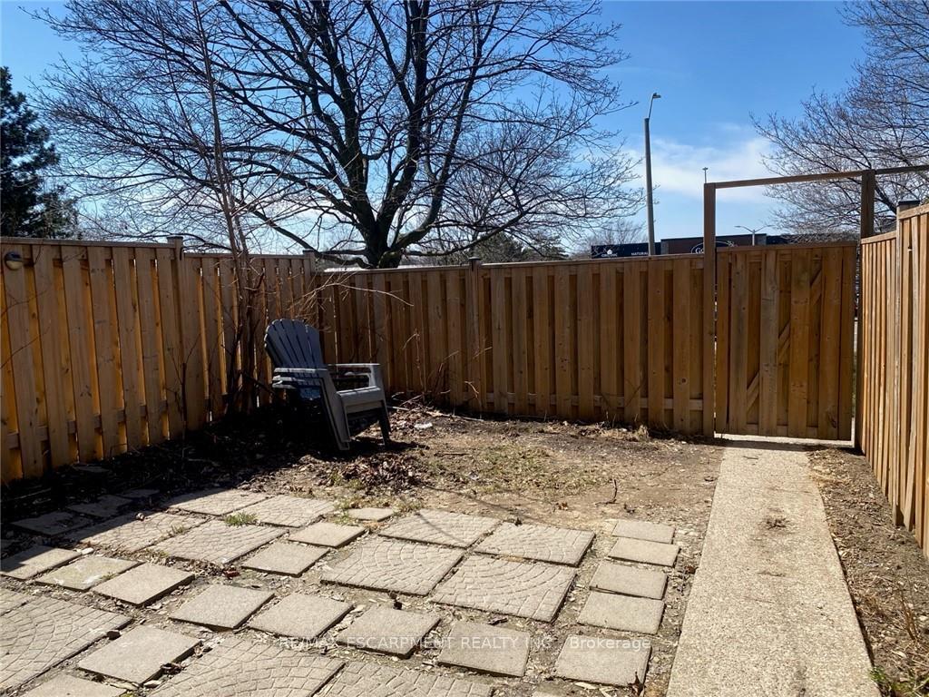 3 Bedrooms Condo at 1025 Upper Gage, Hamilton For sale