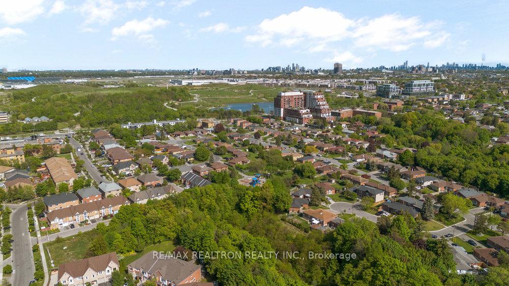4 Bedrooms Condo at 31 Treeland, Toronto For sale