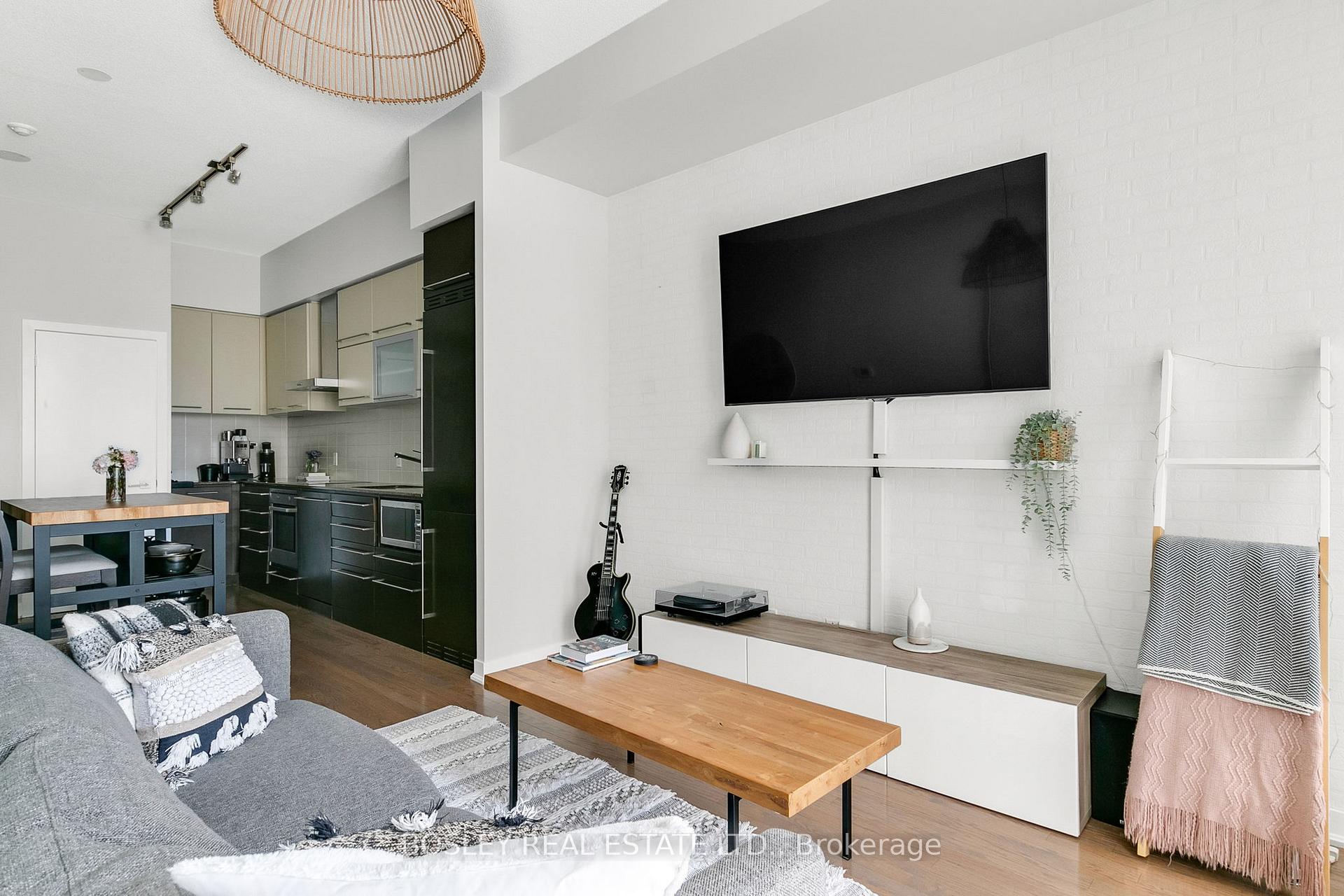 2 Bedrooms Condo at 770 Bay, Toronto For sale