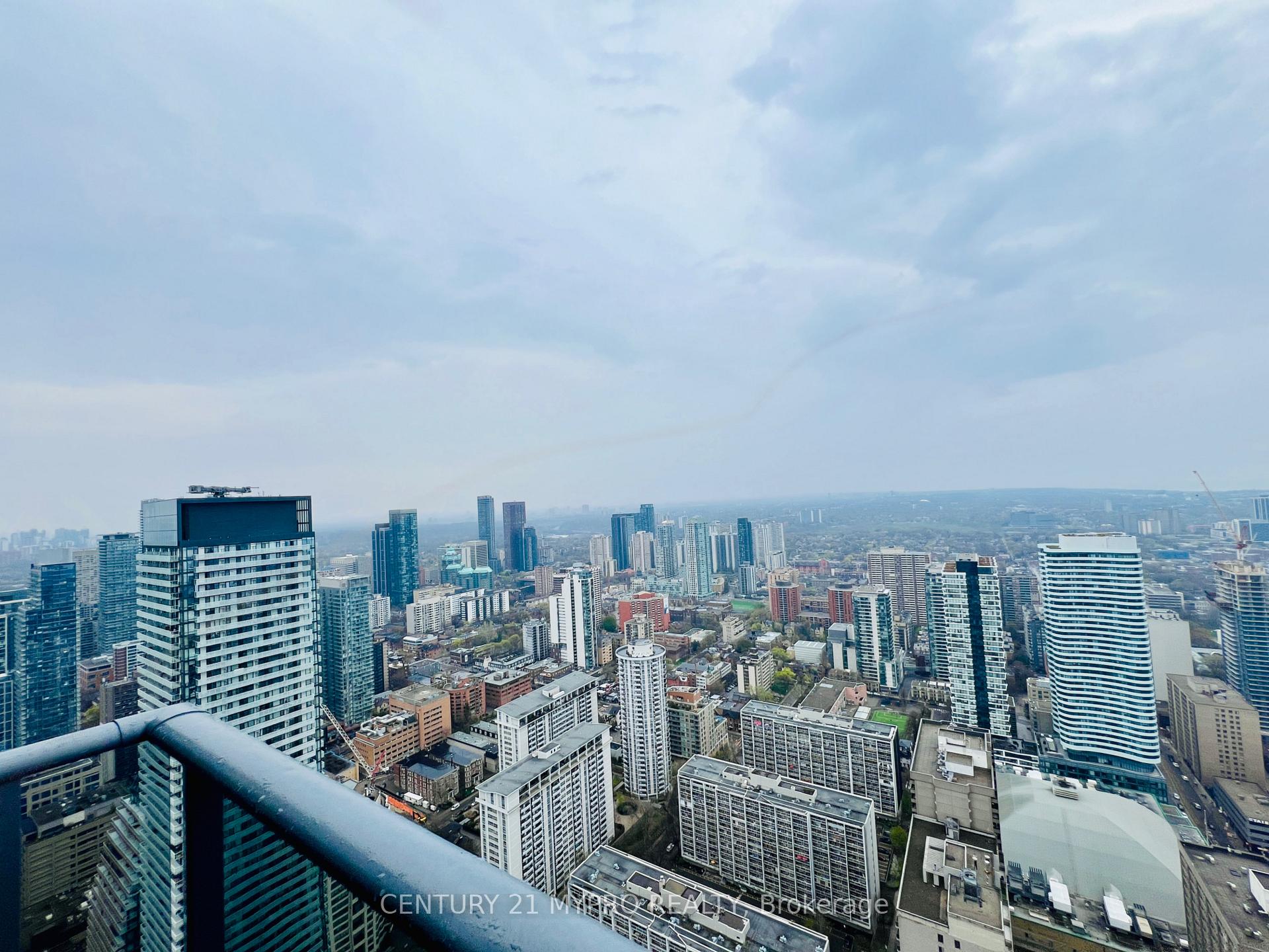 2 Bedrooms Condo at 7 Grenville, Toronto For sale