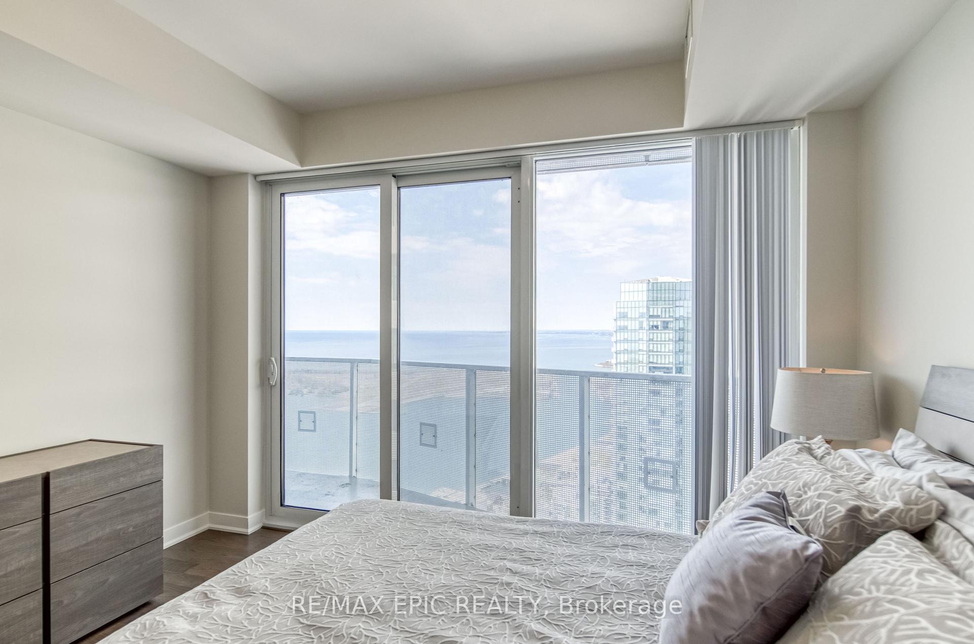 3 Bedrooms Condo at 88 Harbour,  Toronto For sale