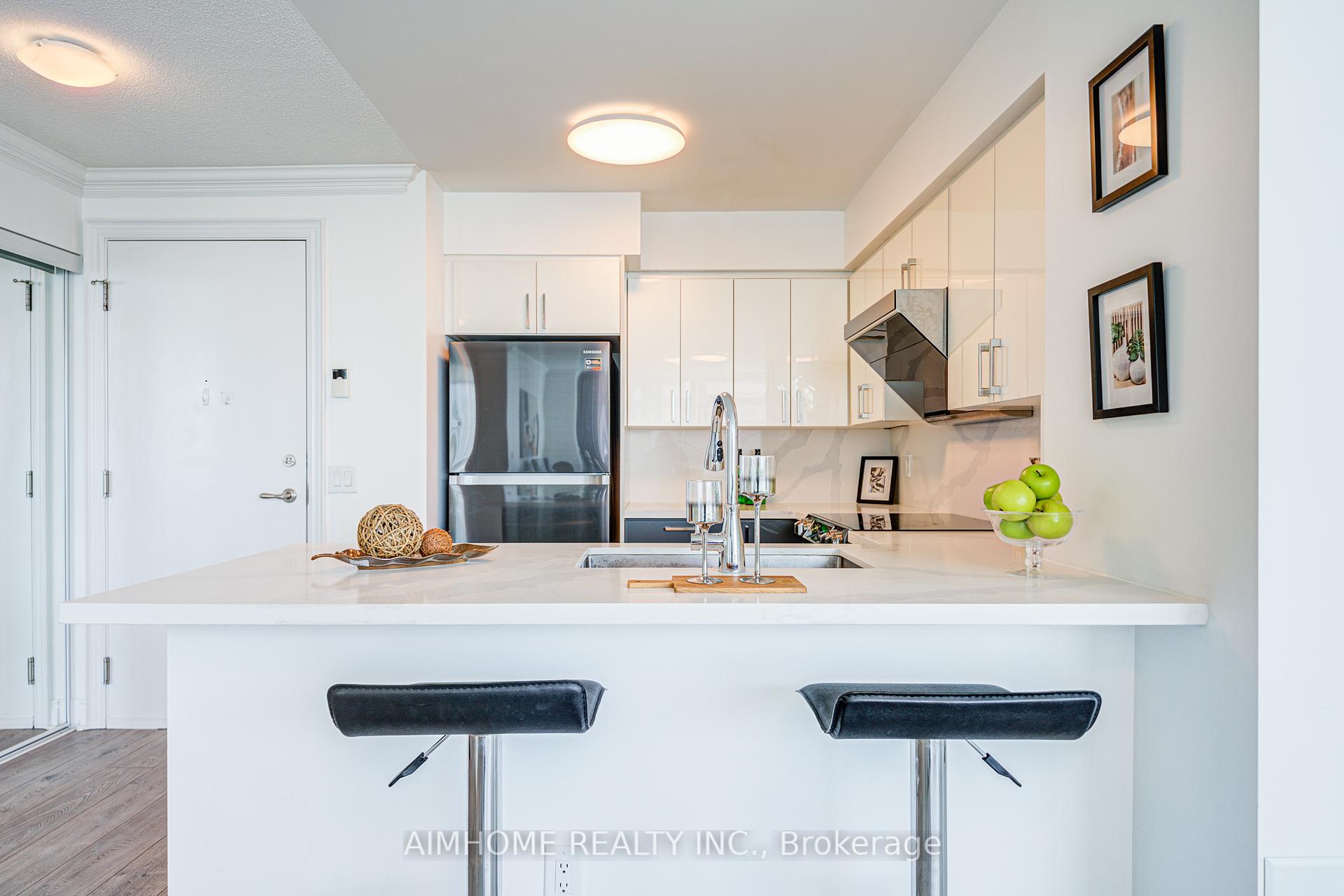 2 Bedrooms Condo at 25 Greenview, Toronto For sale