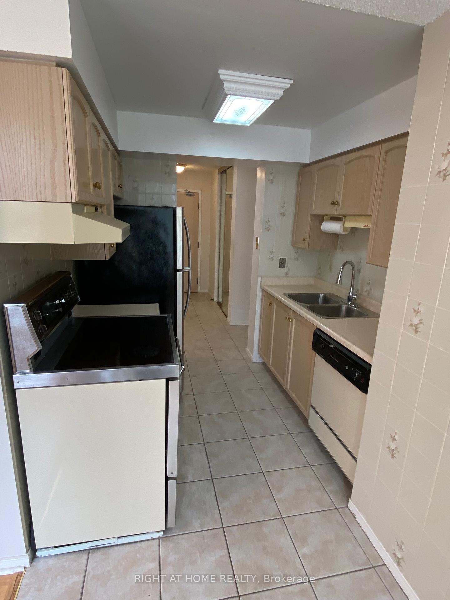3 Bedrooms Condo at 330 Rathburn, Mississauga For sale
