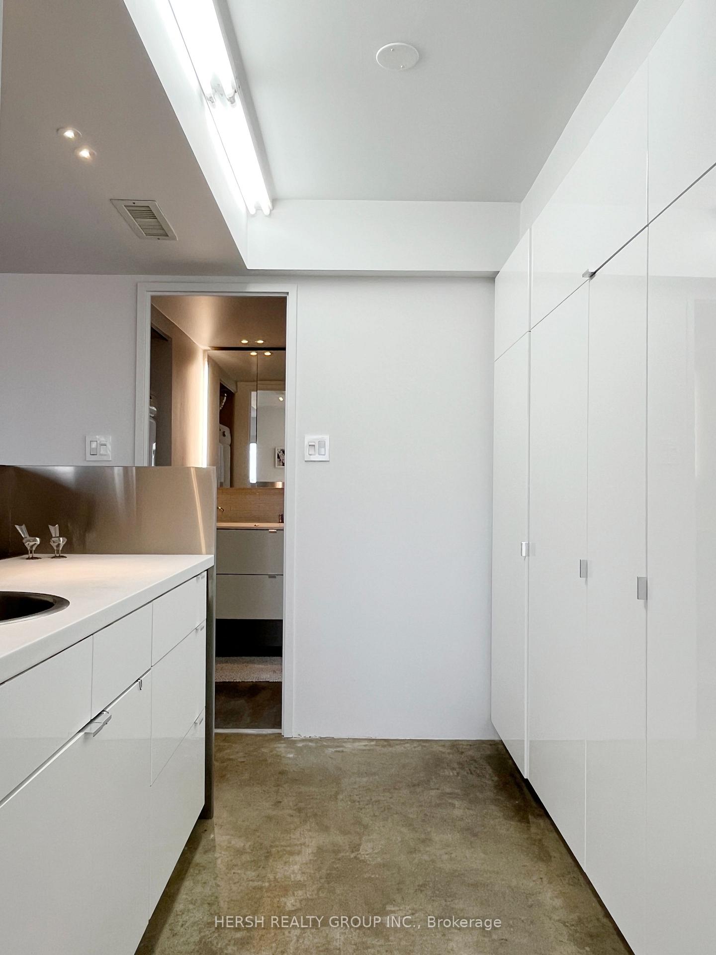1 Bedroom Condo at 1001 Bay,  Toronto For sale