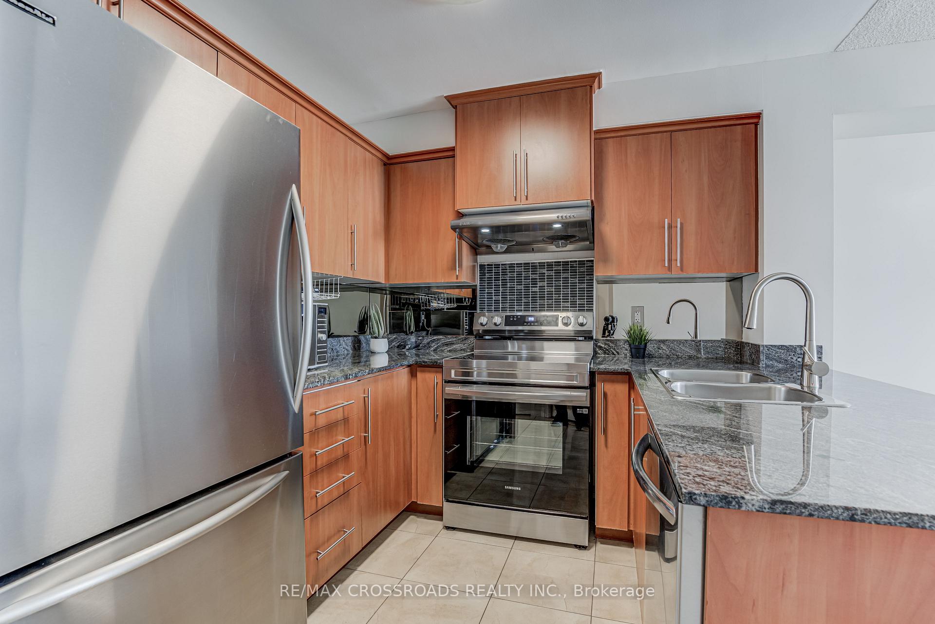 2 Bedrooms Condo at 8 Rosebank, Toronto For sale