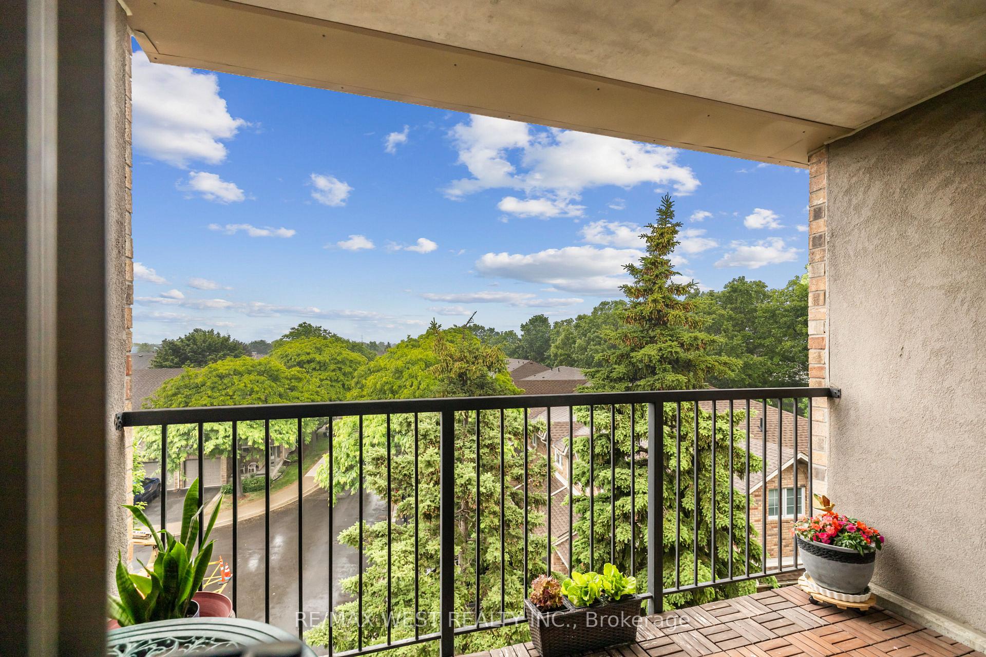2 Bedrooms Condo at 3499 Upper Middle, Burlington For sale